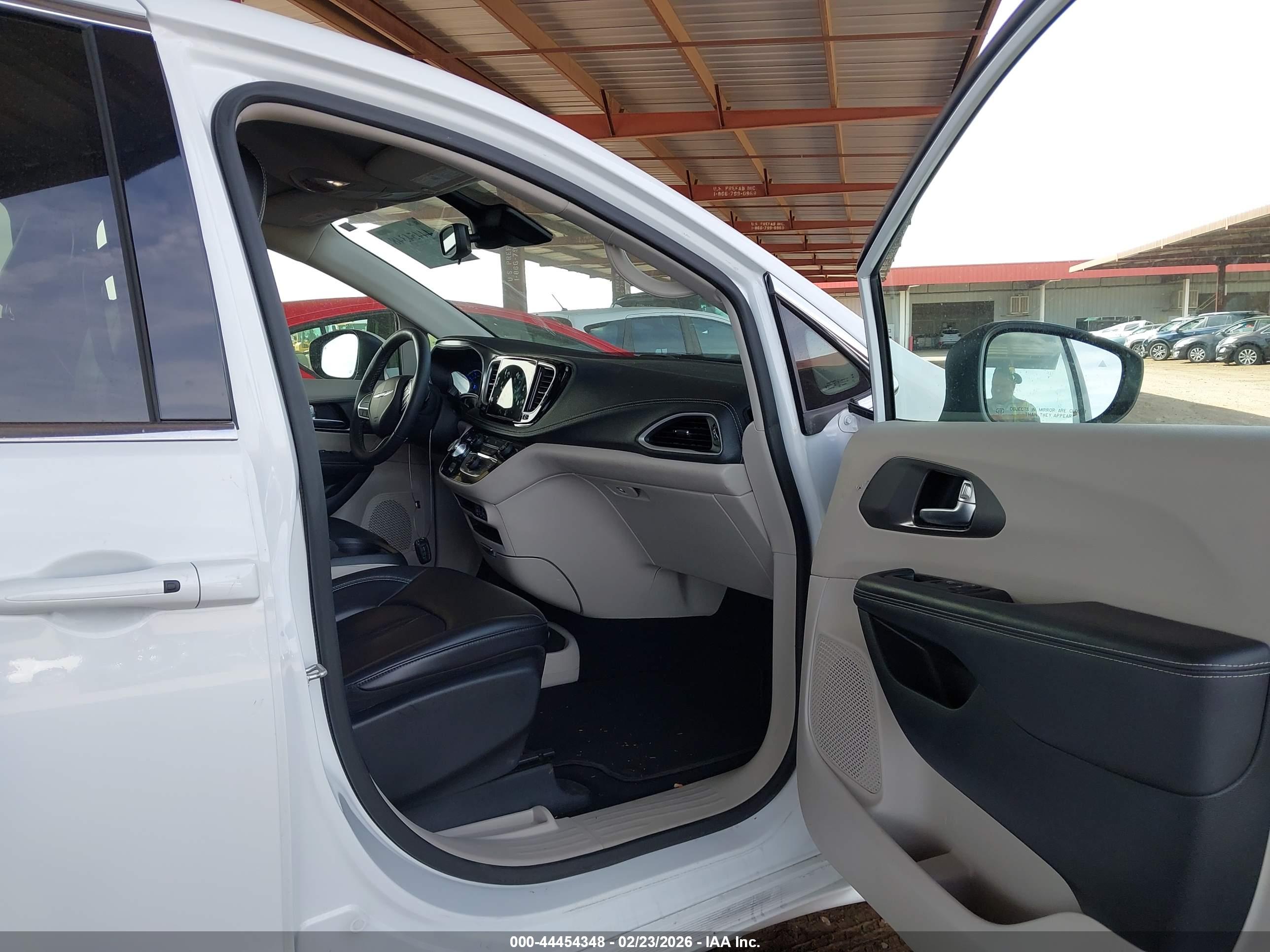 CHRYSLER PACIFICA image 5