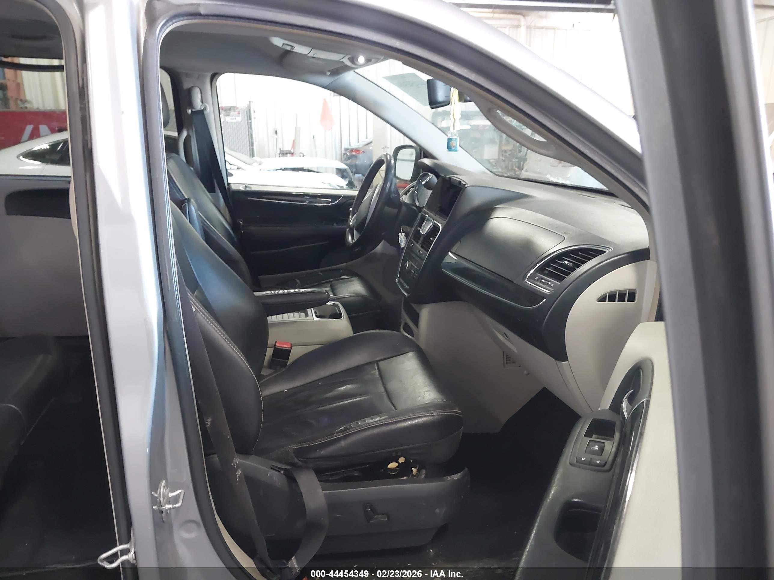 CHRYSLER TOWN image 5