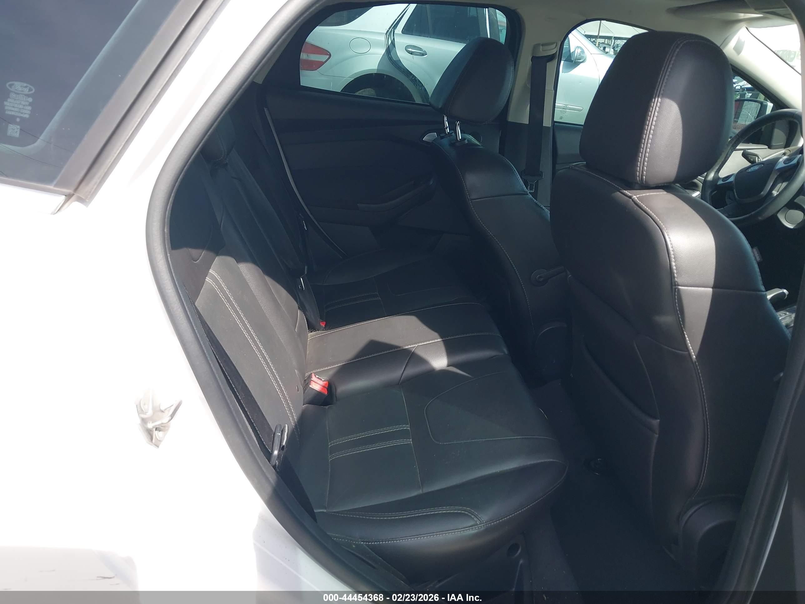 FORD FOCUS image 8