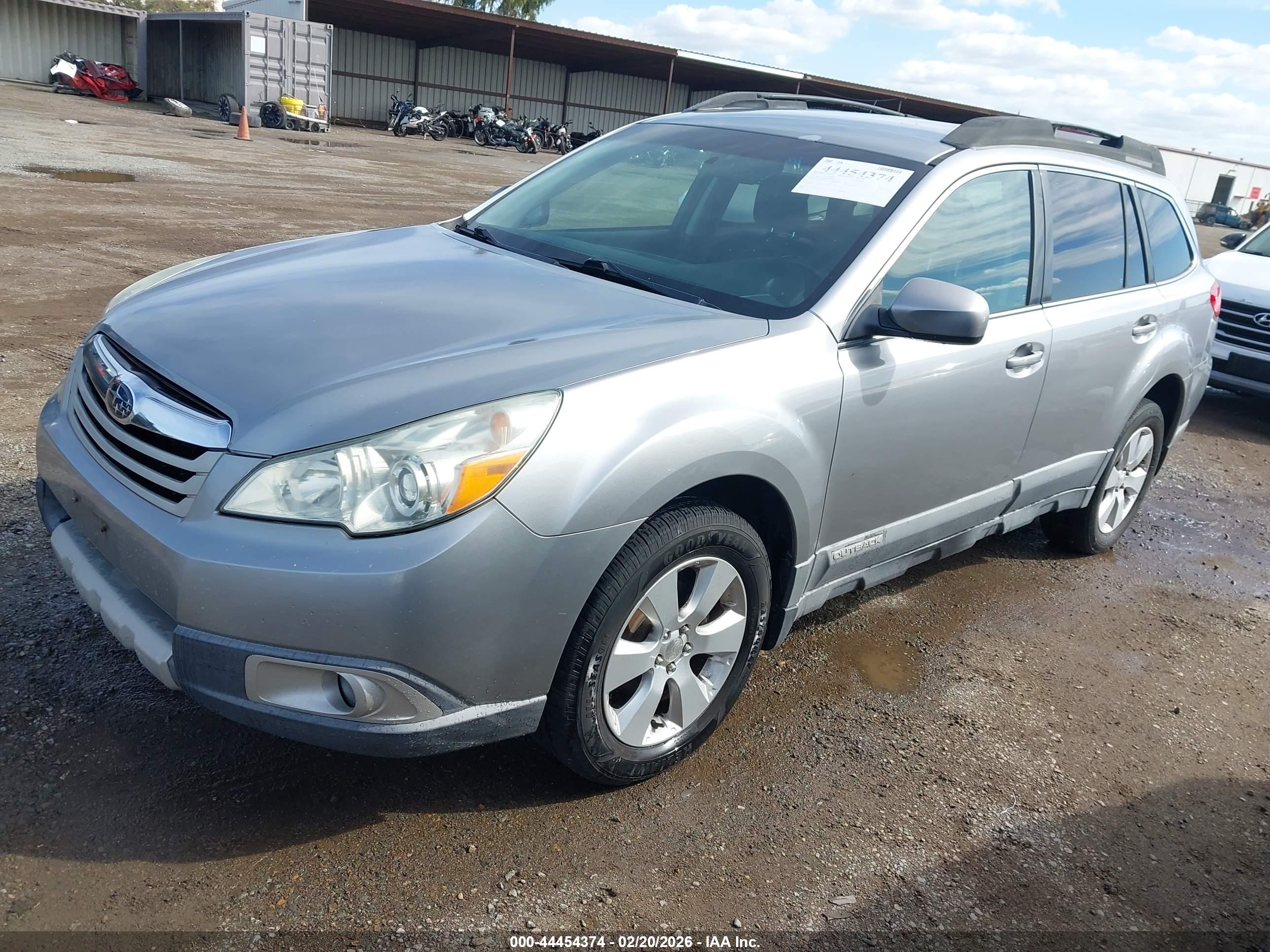 SUBARU OUTBACK image 2