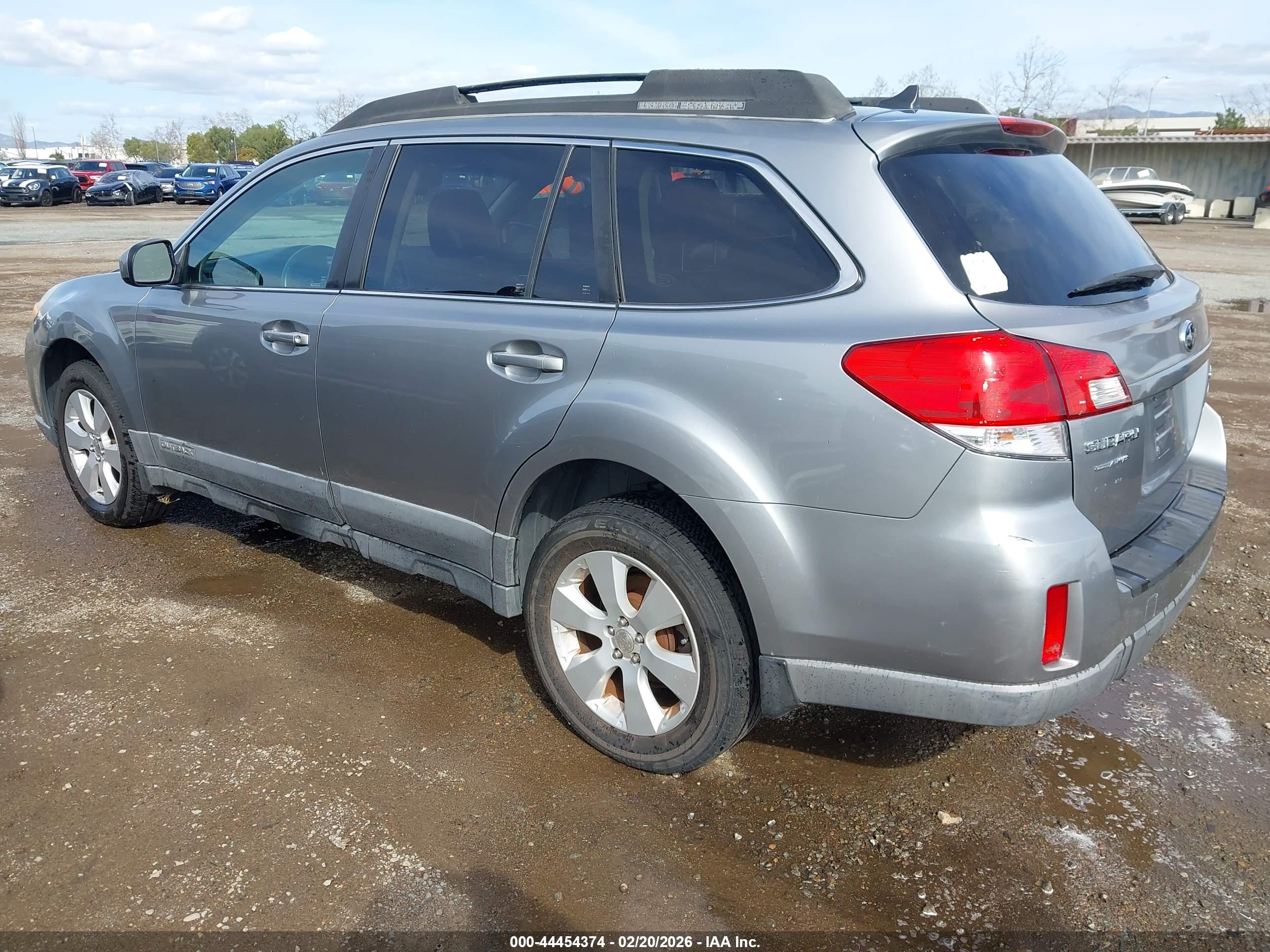 SUBARU OUTBACK image 3