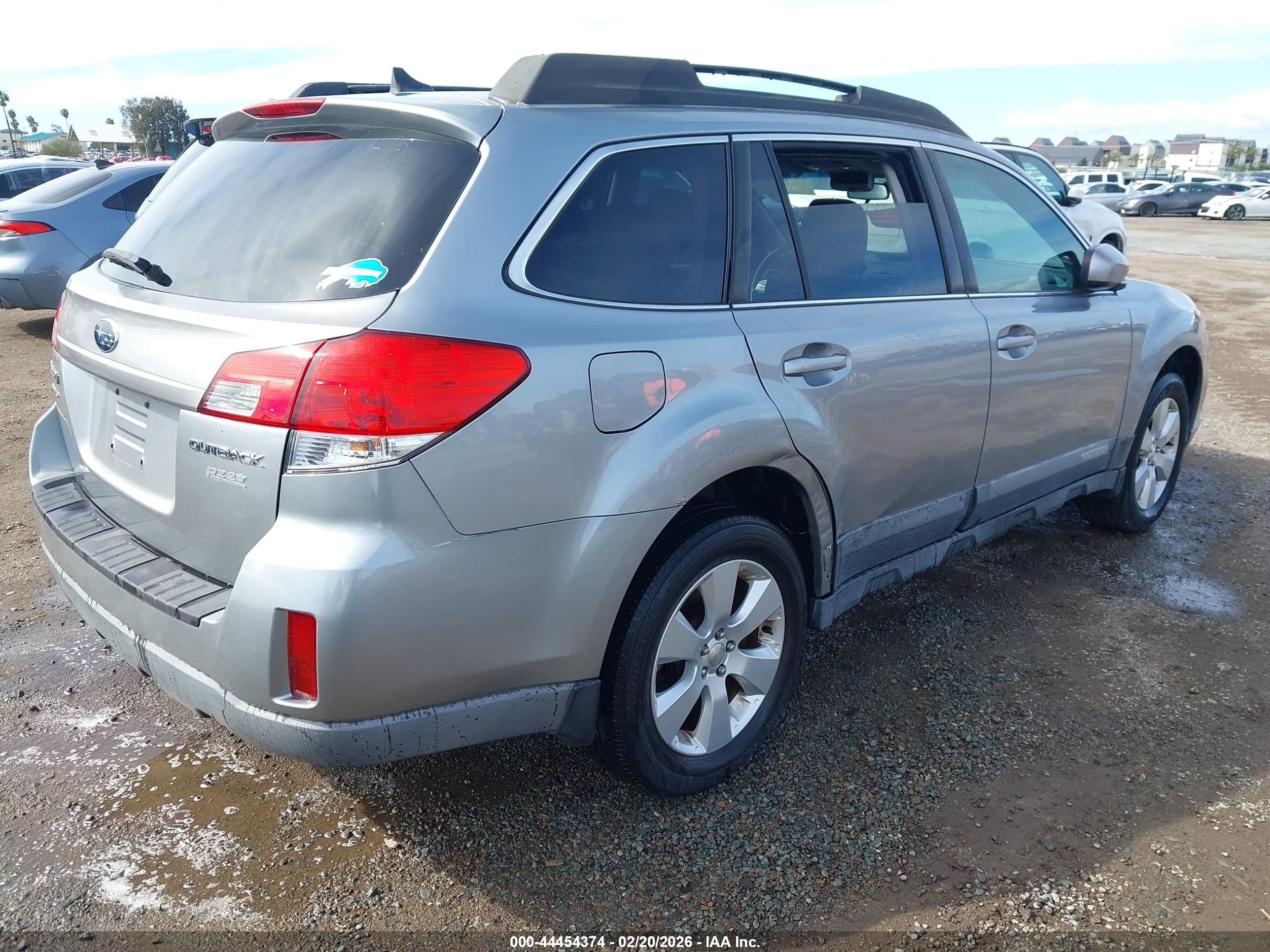 SUBARU OUTBACK image 4