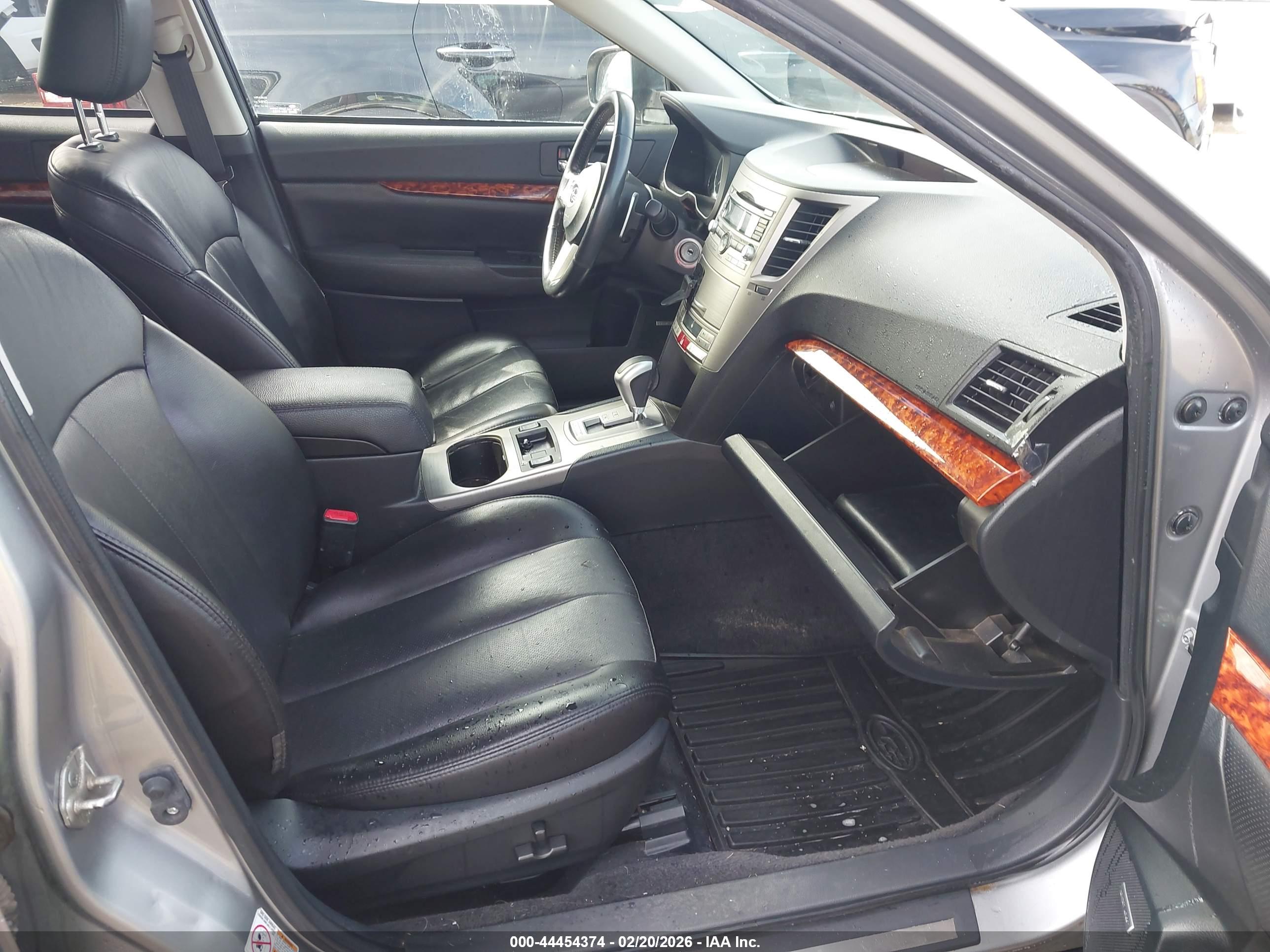 SUBARU OUTBACK image 5
