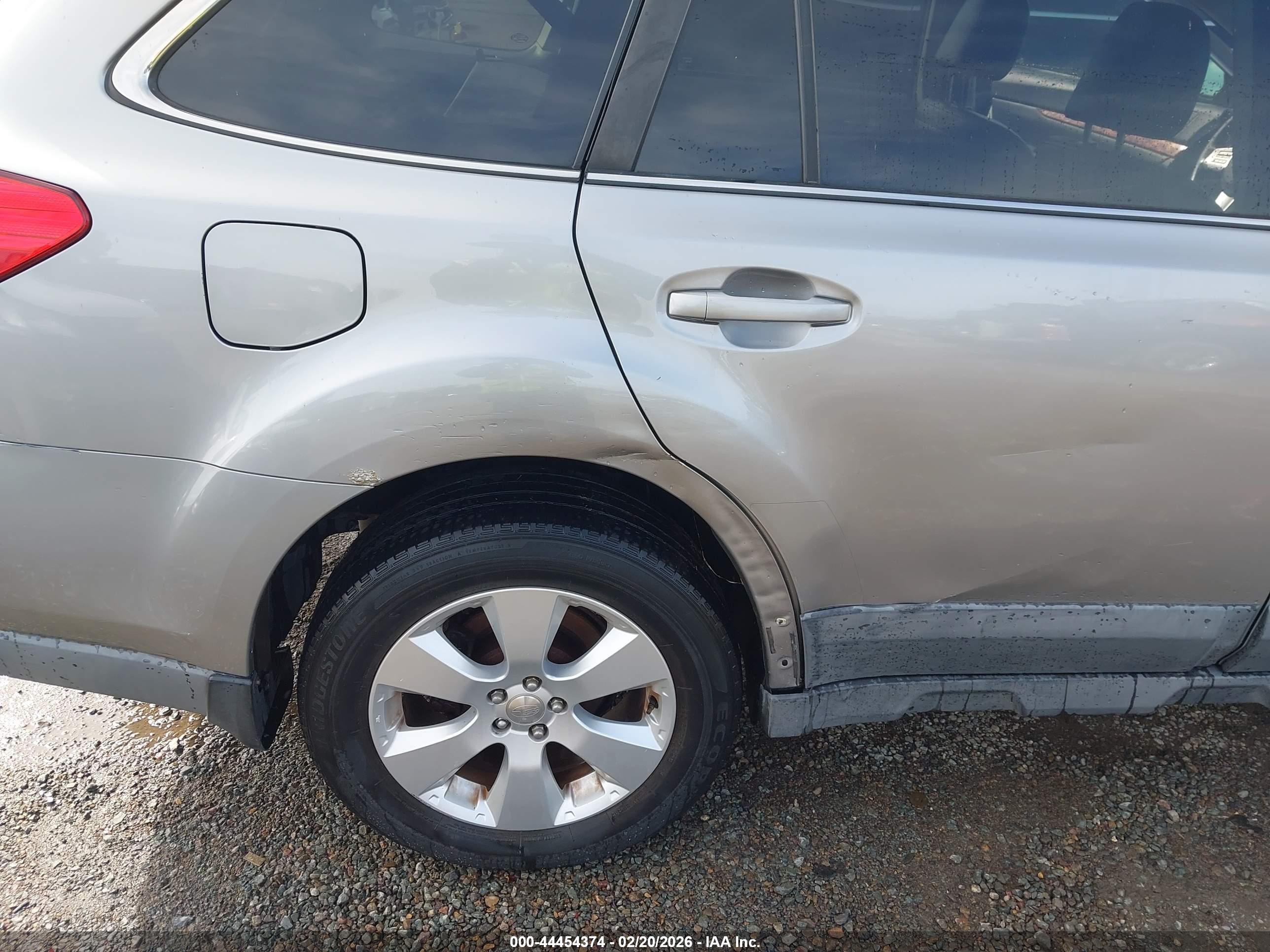 SUBARU OUTBACK image 6