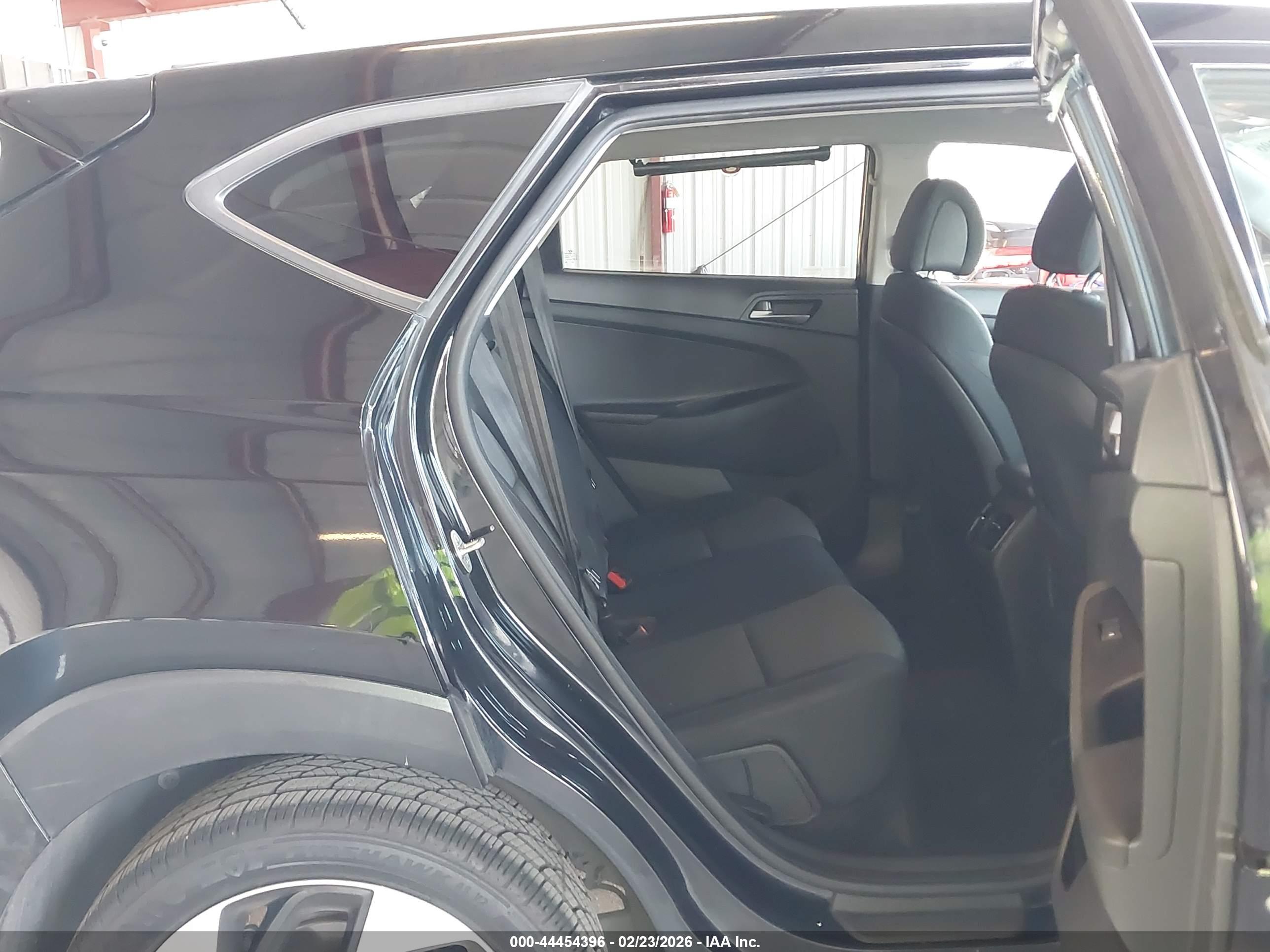 HYUNDAI TUCSON image 8