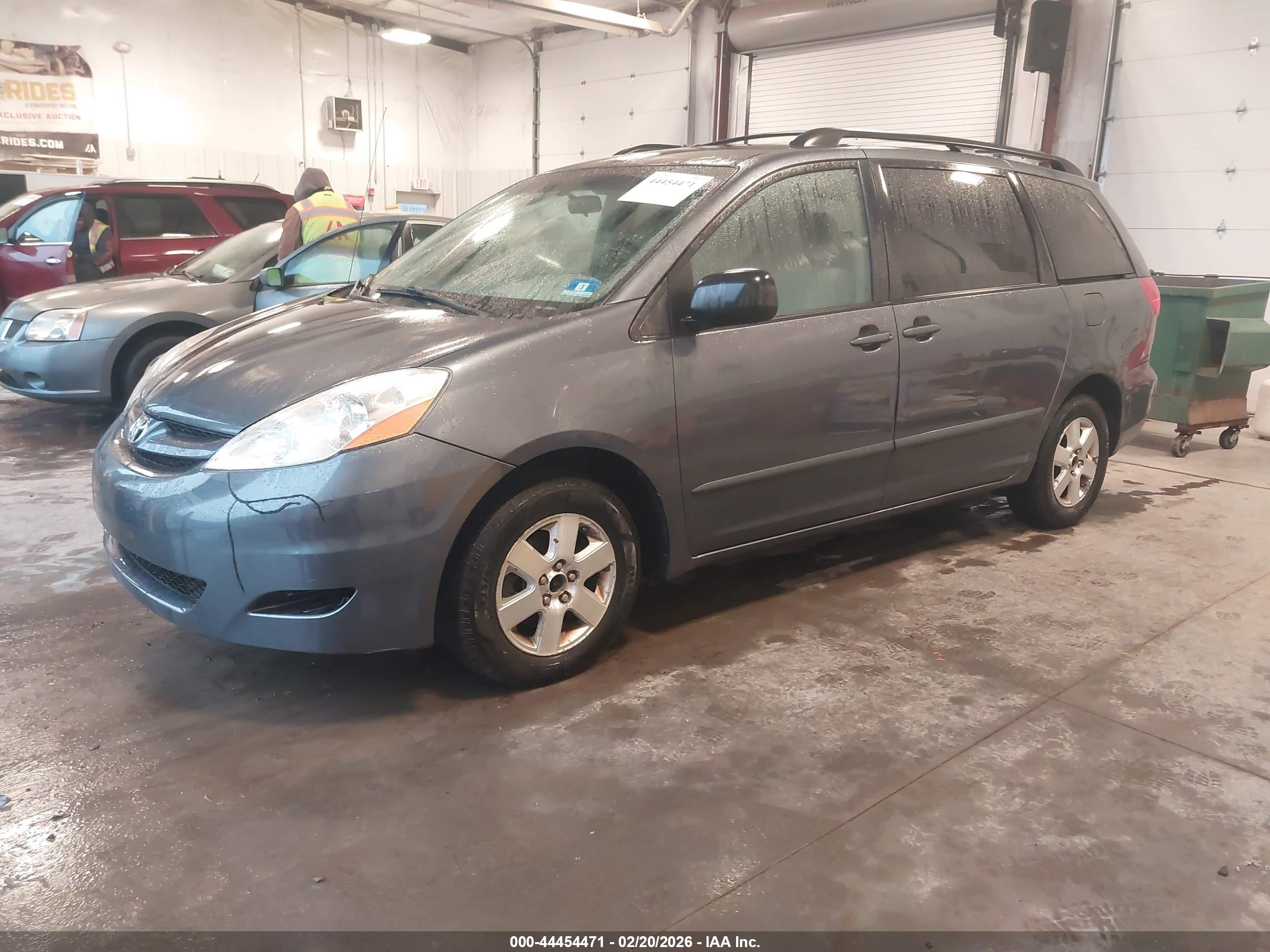 TOYOTA SIENNA image 2