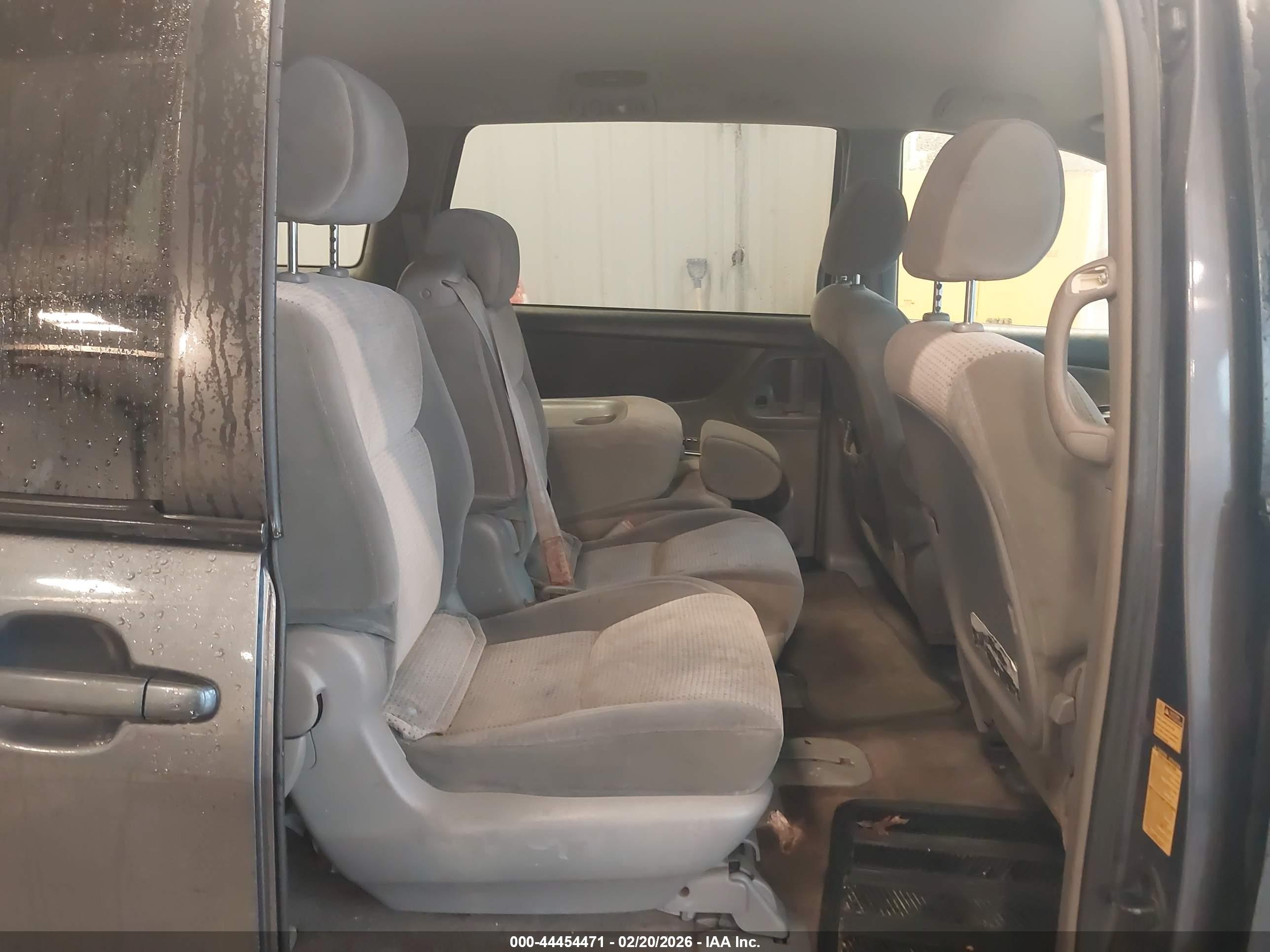TOYOTA SIENNA image 8