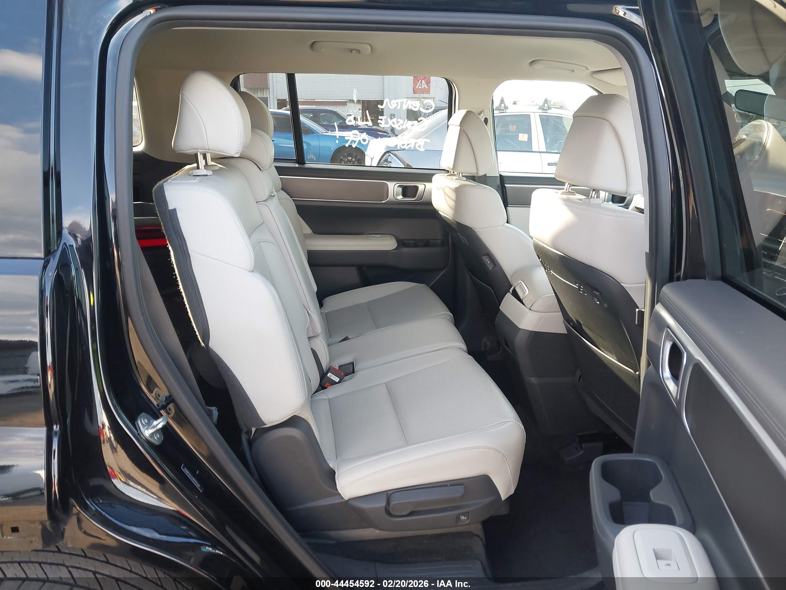 HYUNDAI SANTA image 8