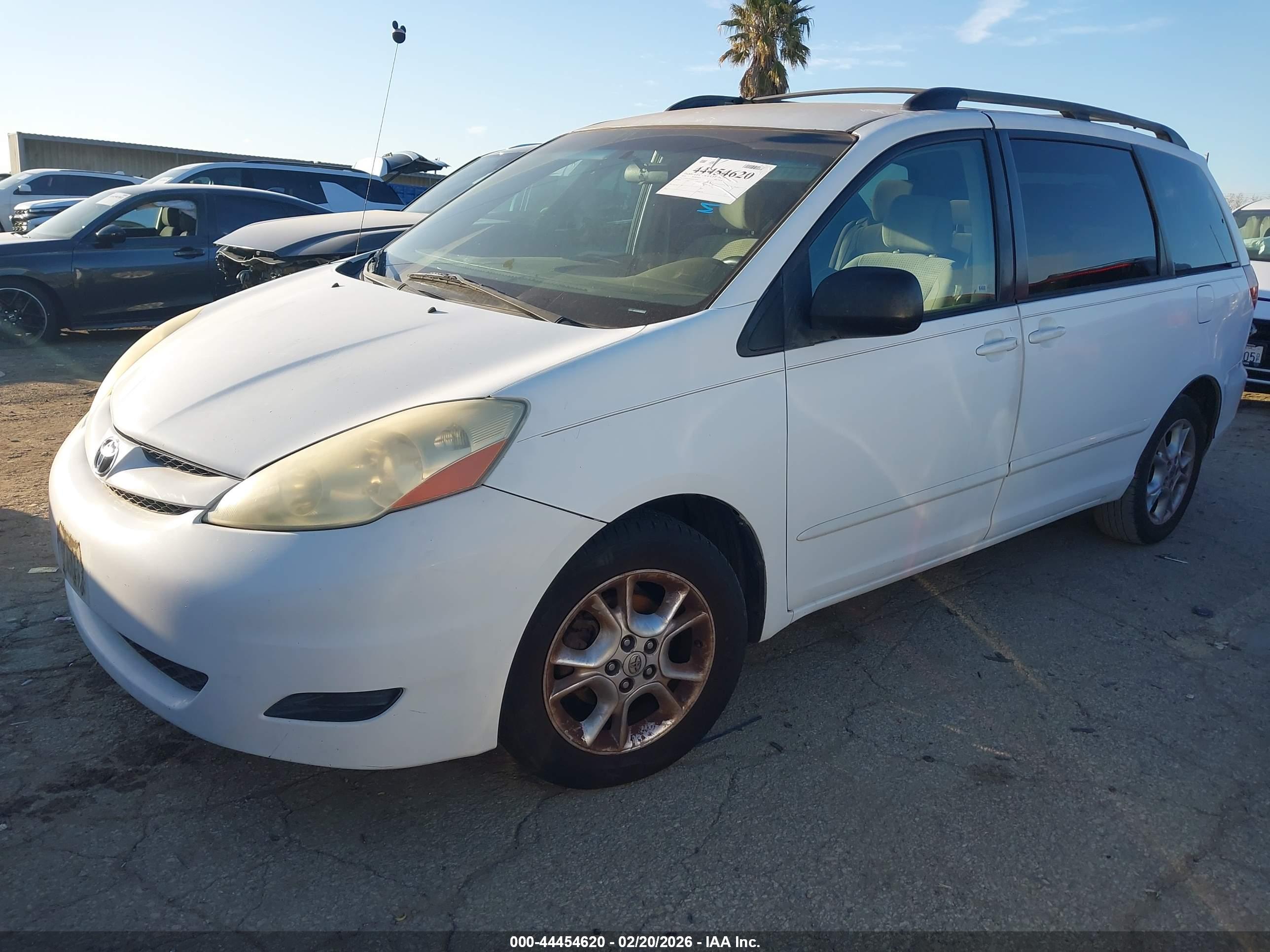 TOYOTA SIENNA image 2