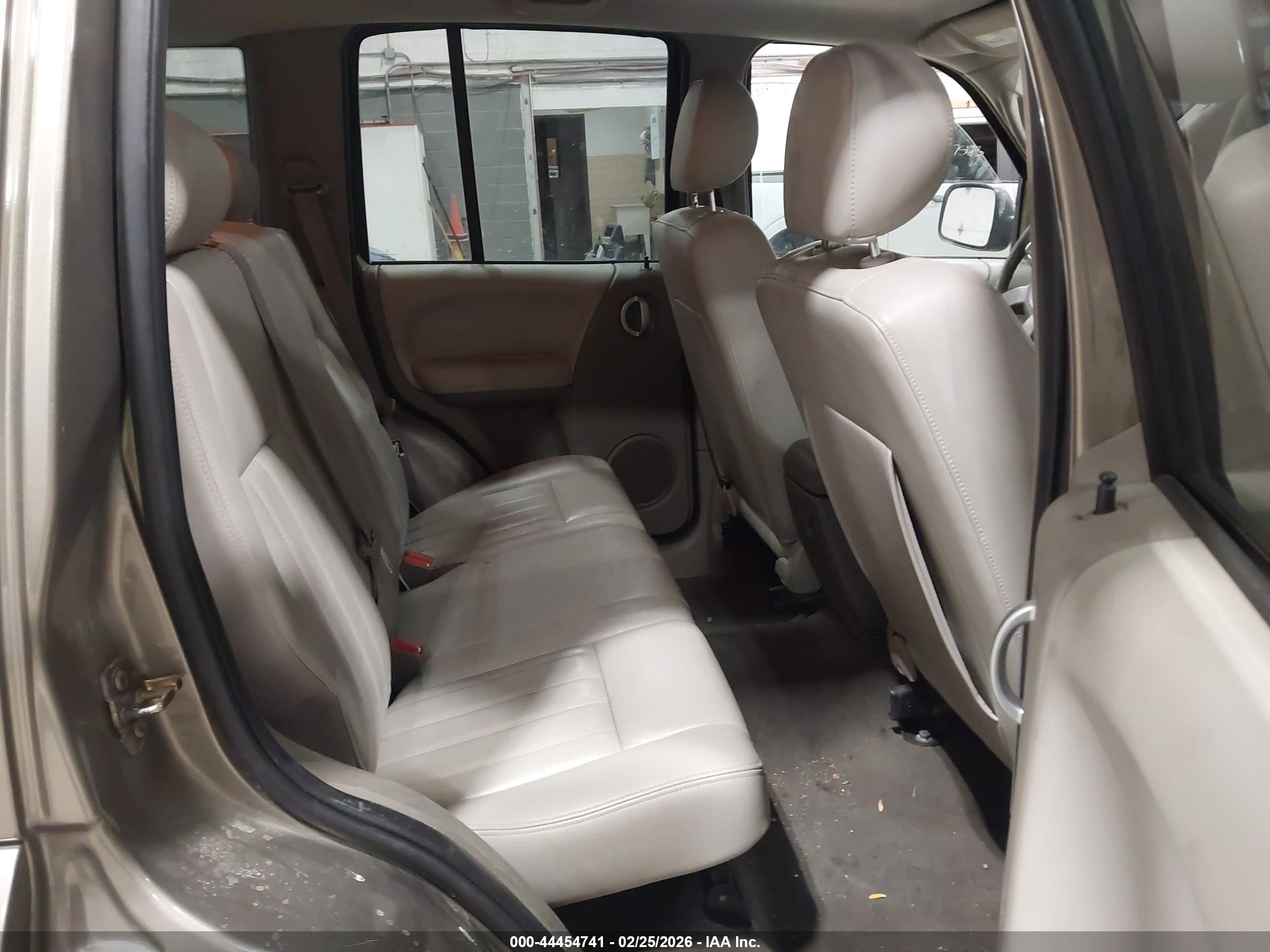 JEEP LIBERTY image 8