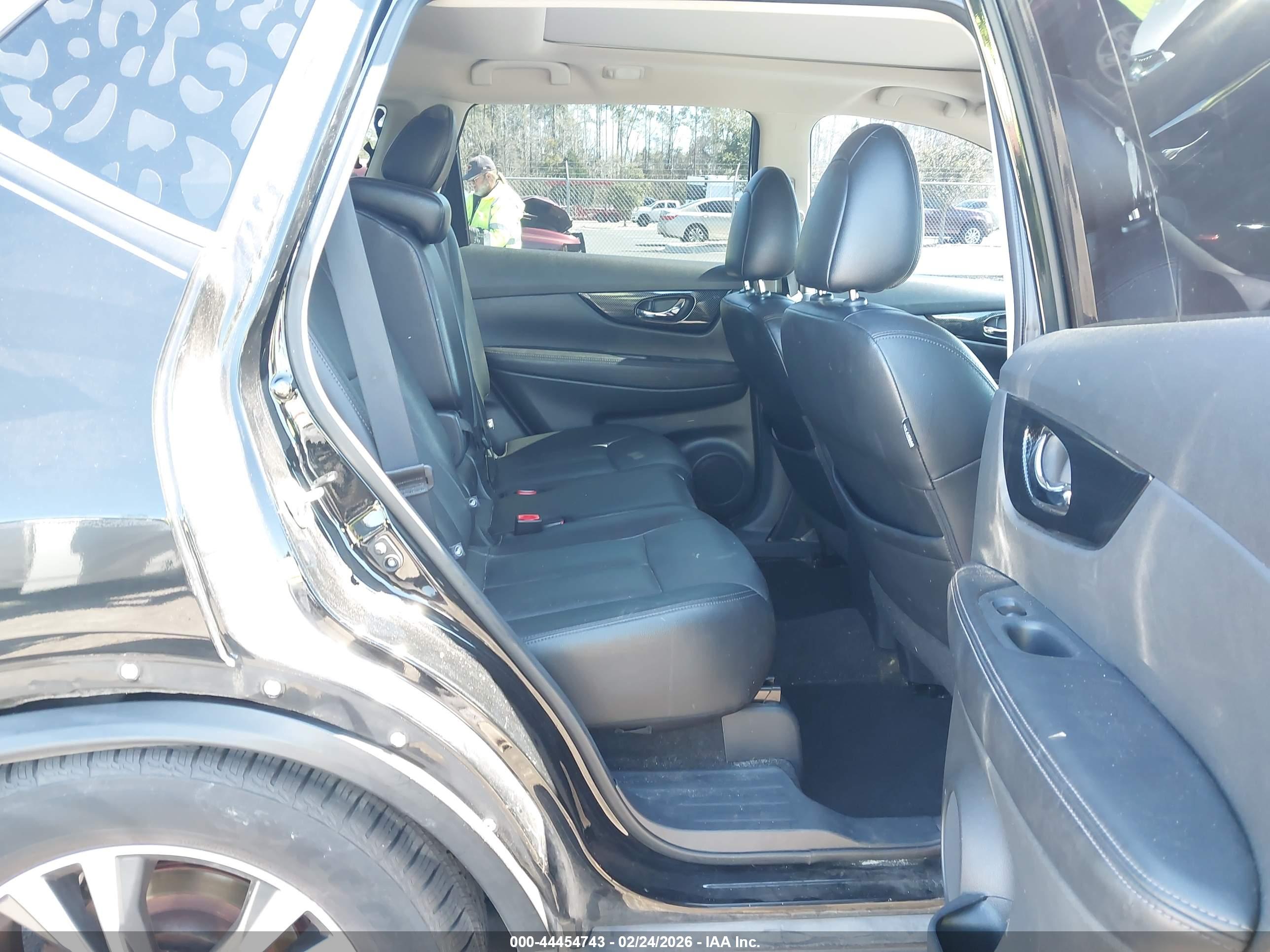 NISSAN ROGUE image 8