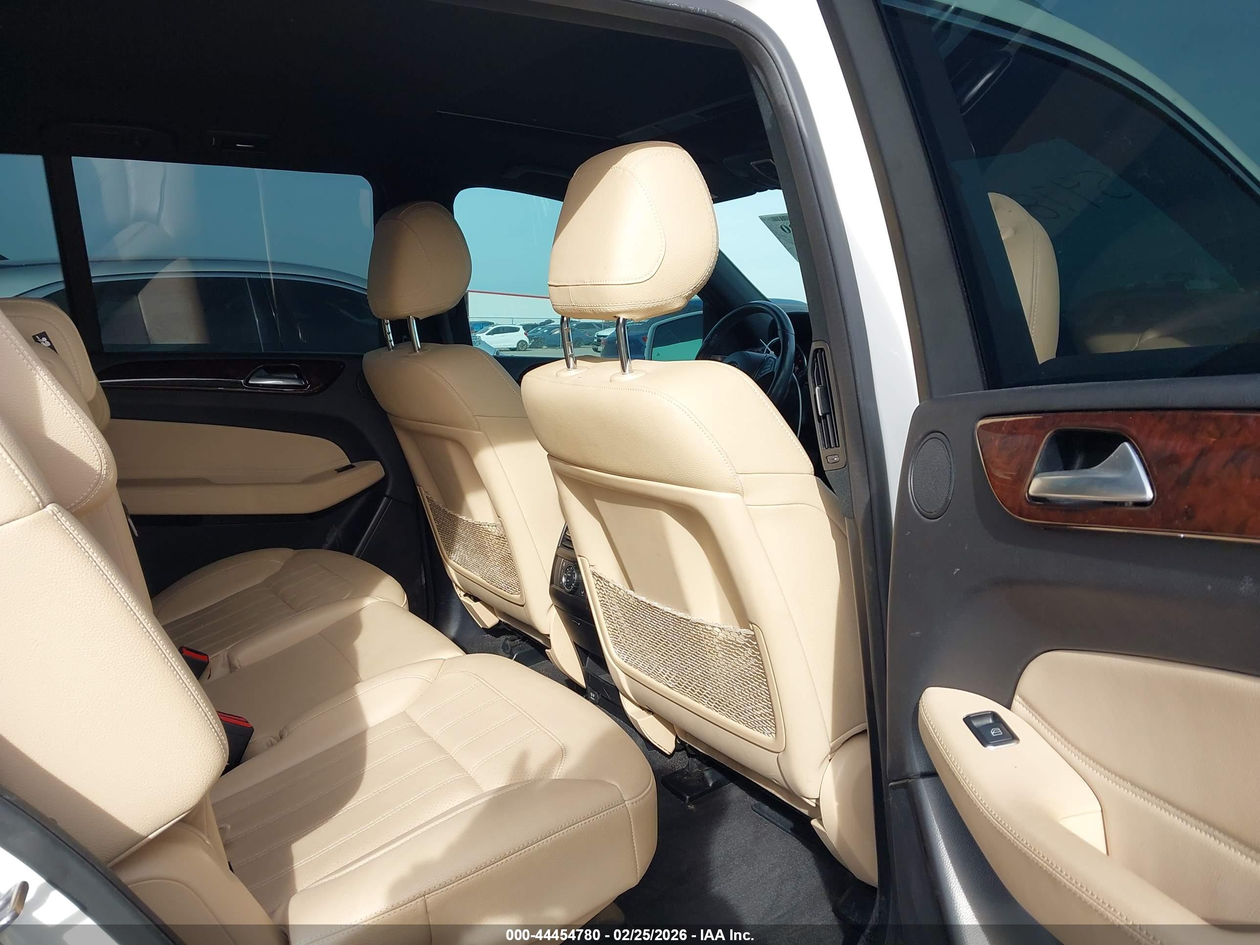 MERCEDES-BENZ GLS image 8