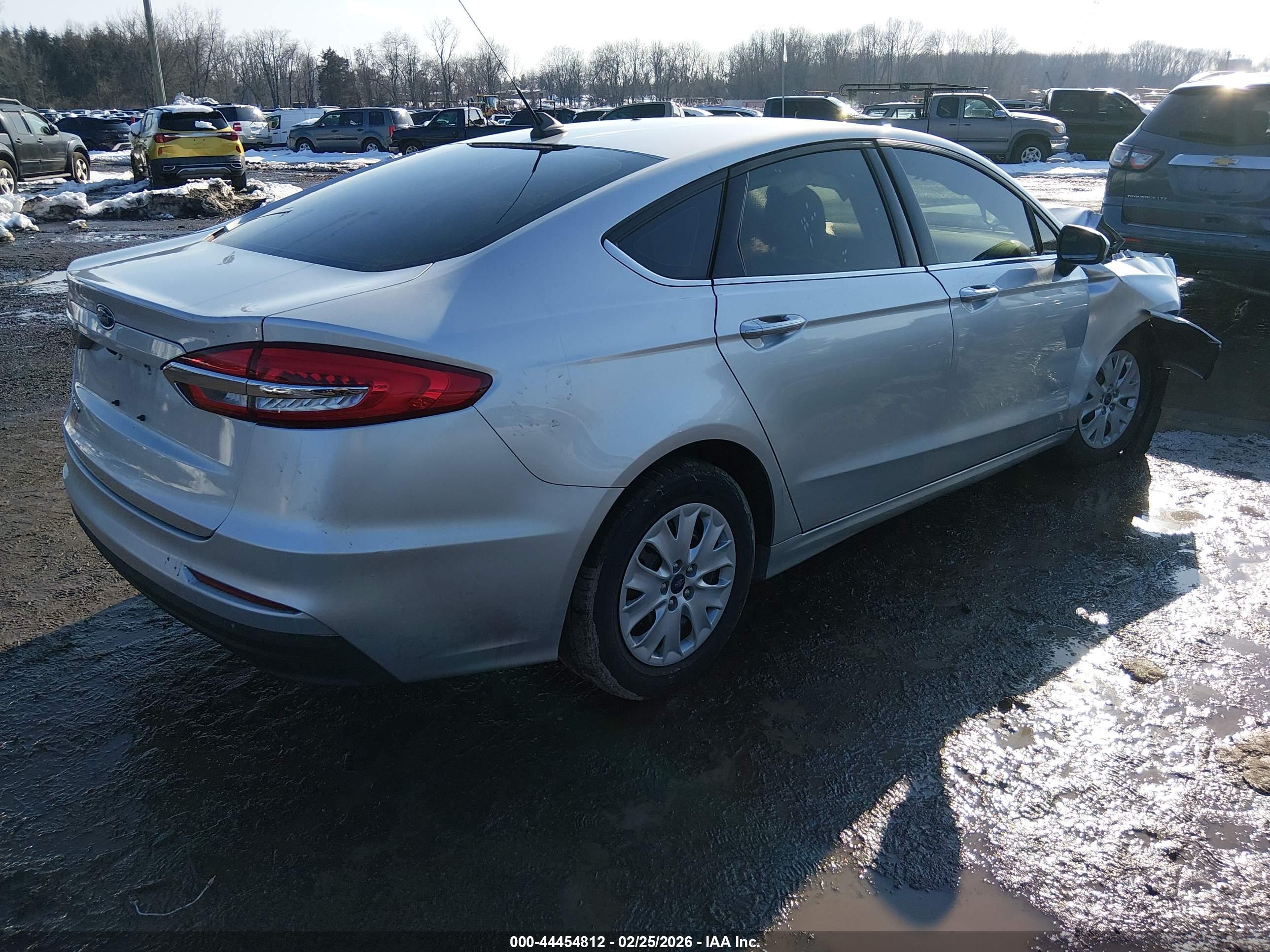 FORD FUSION image 4