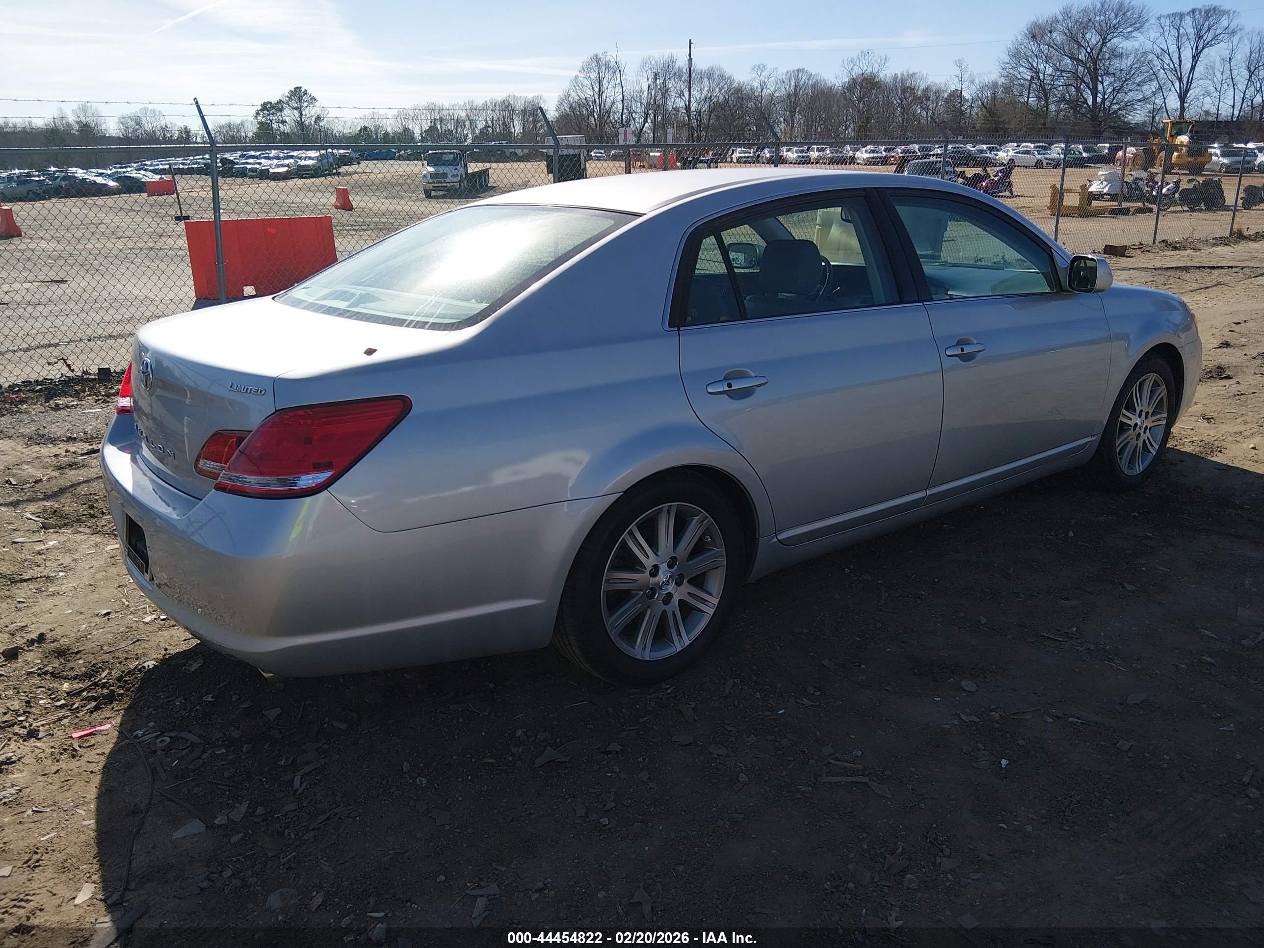 TOYOTA AVALON image 4