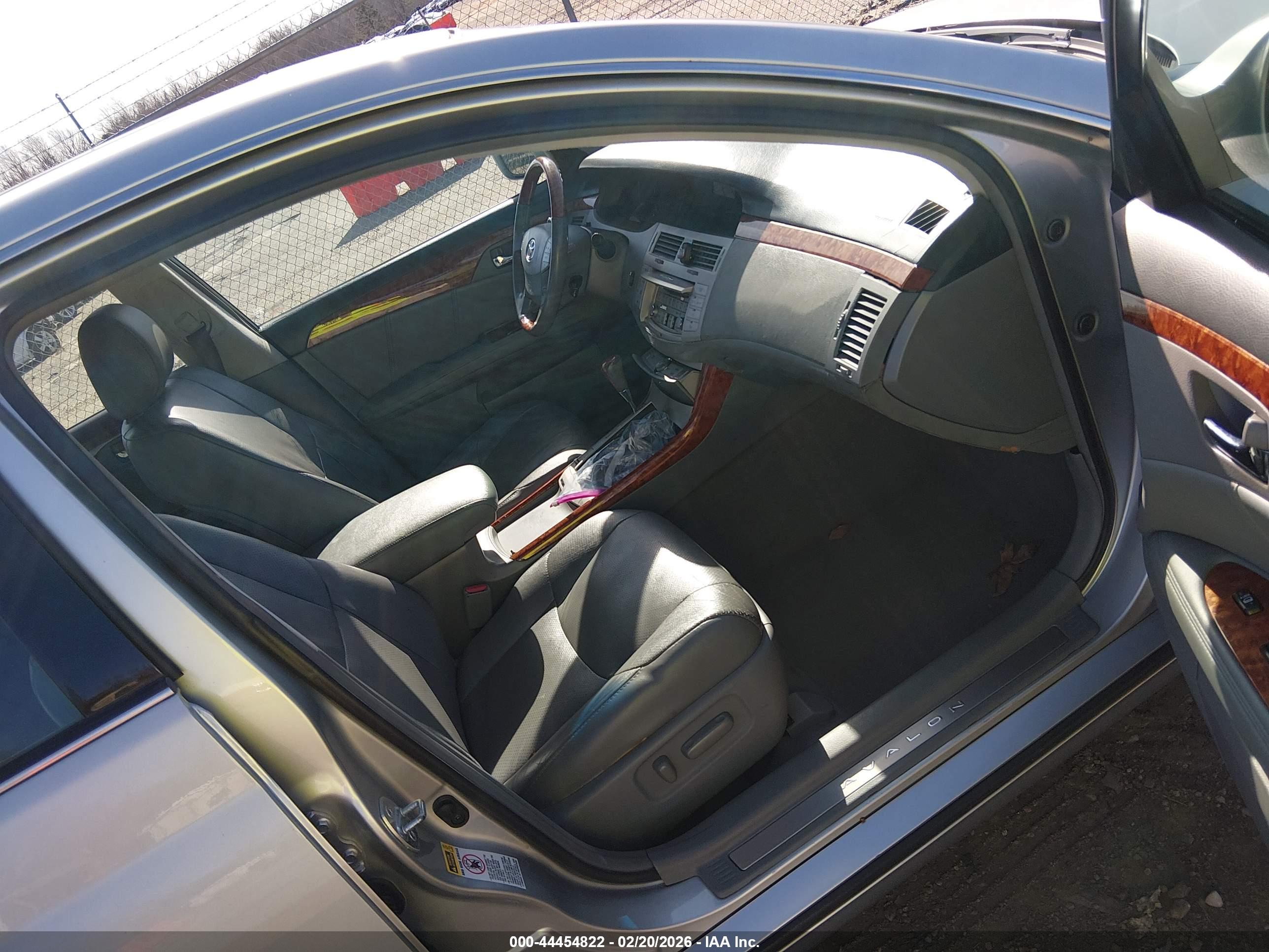 TOYOTA AVALON image 5