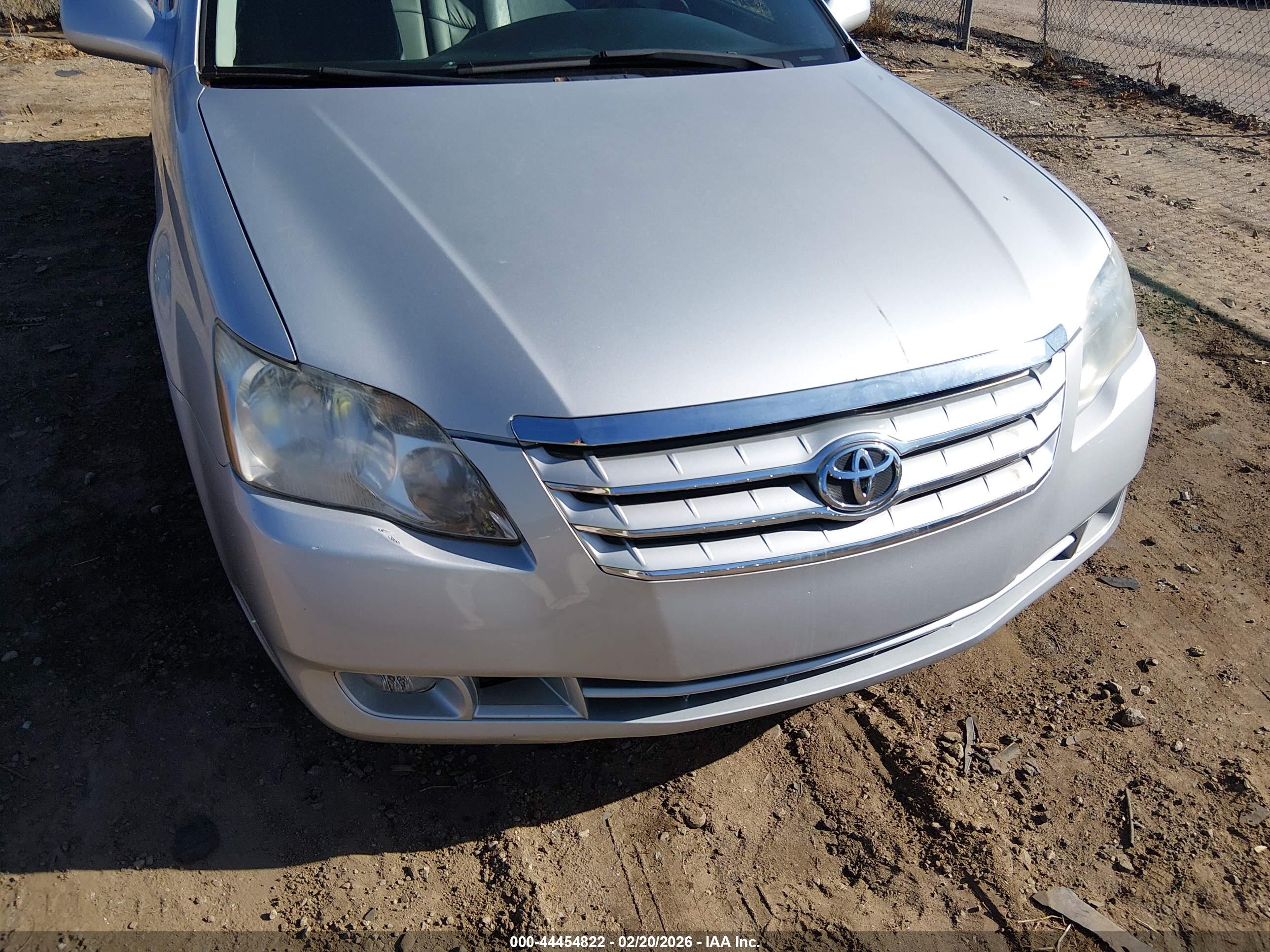 TOYOTA AVALON image 6