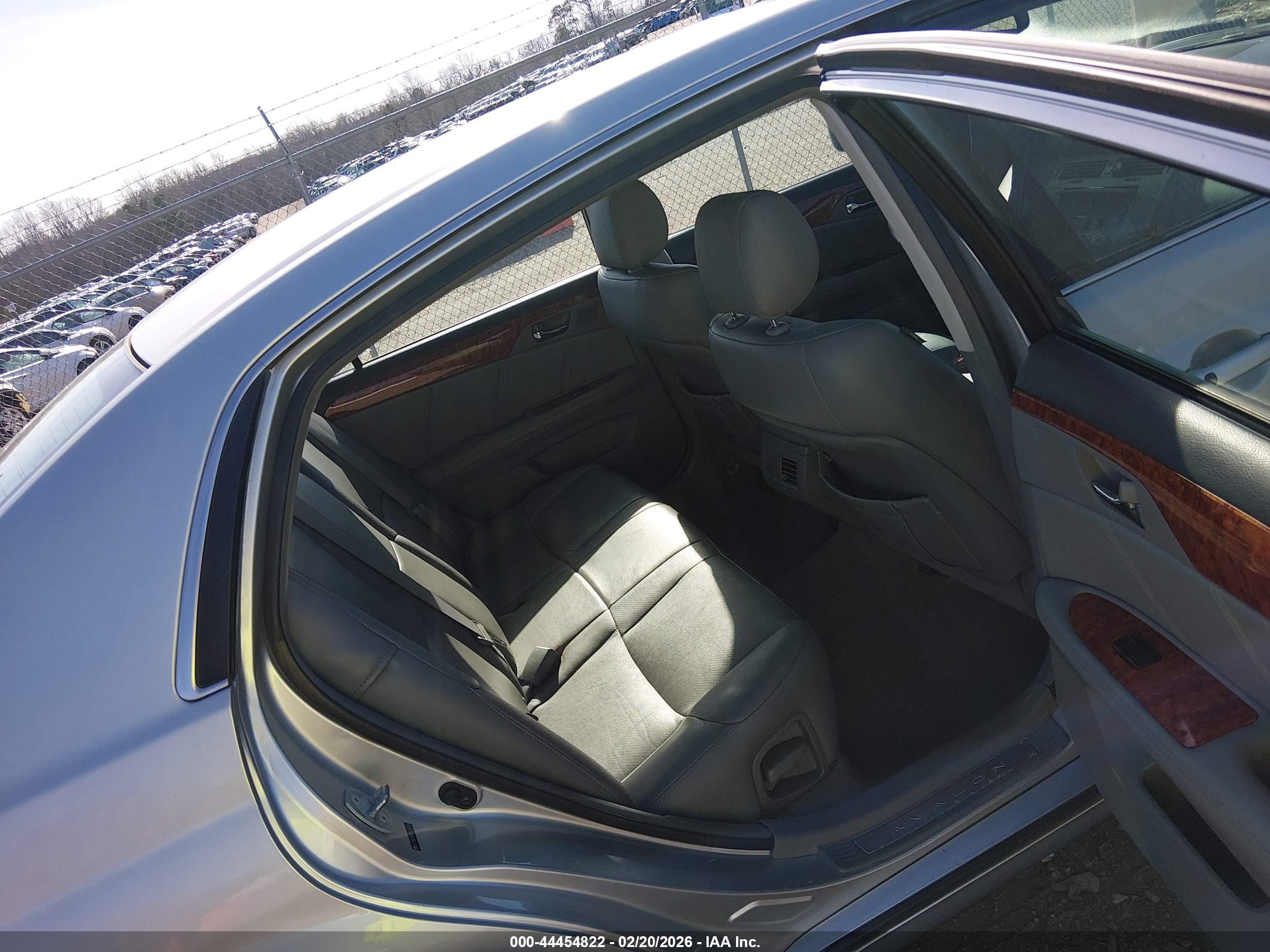 TOYOTA AVALON image 8