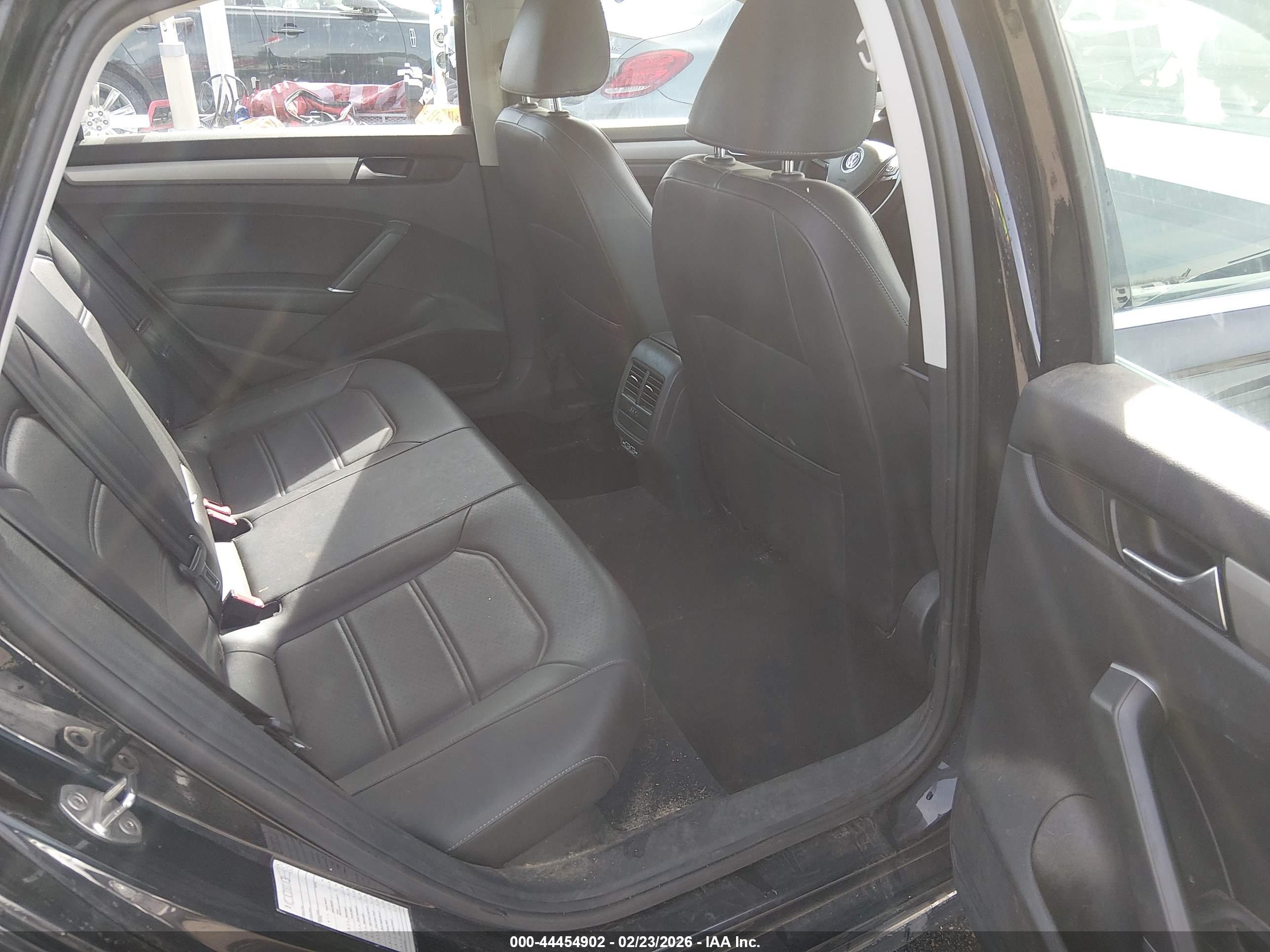 VOLKSWAGEN PASSAT image 8