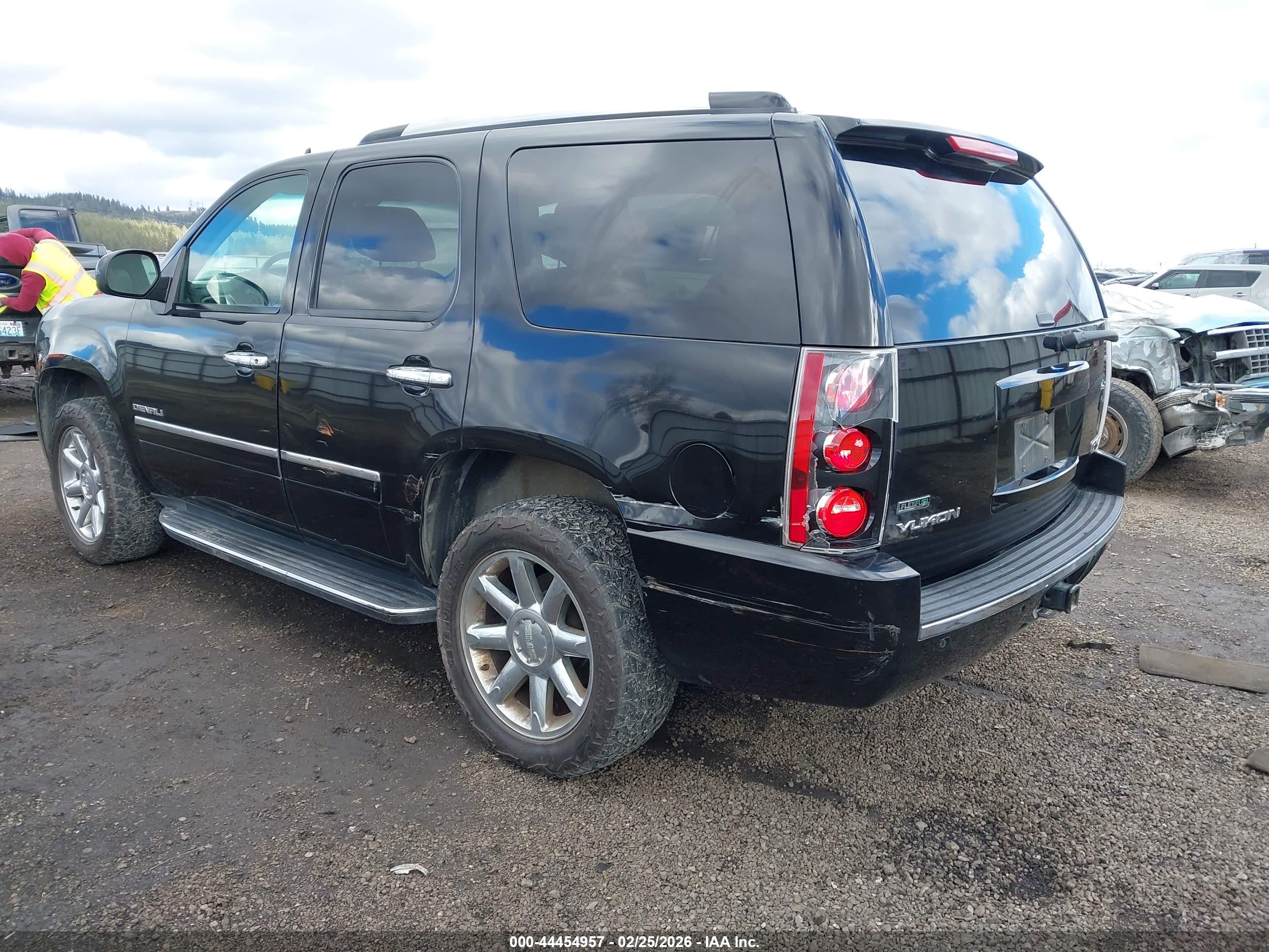 GMC YUKON image 3