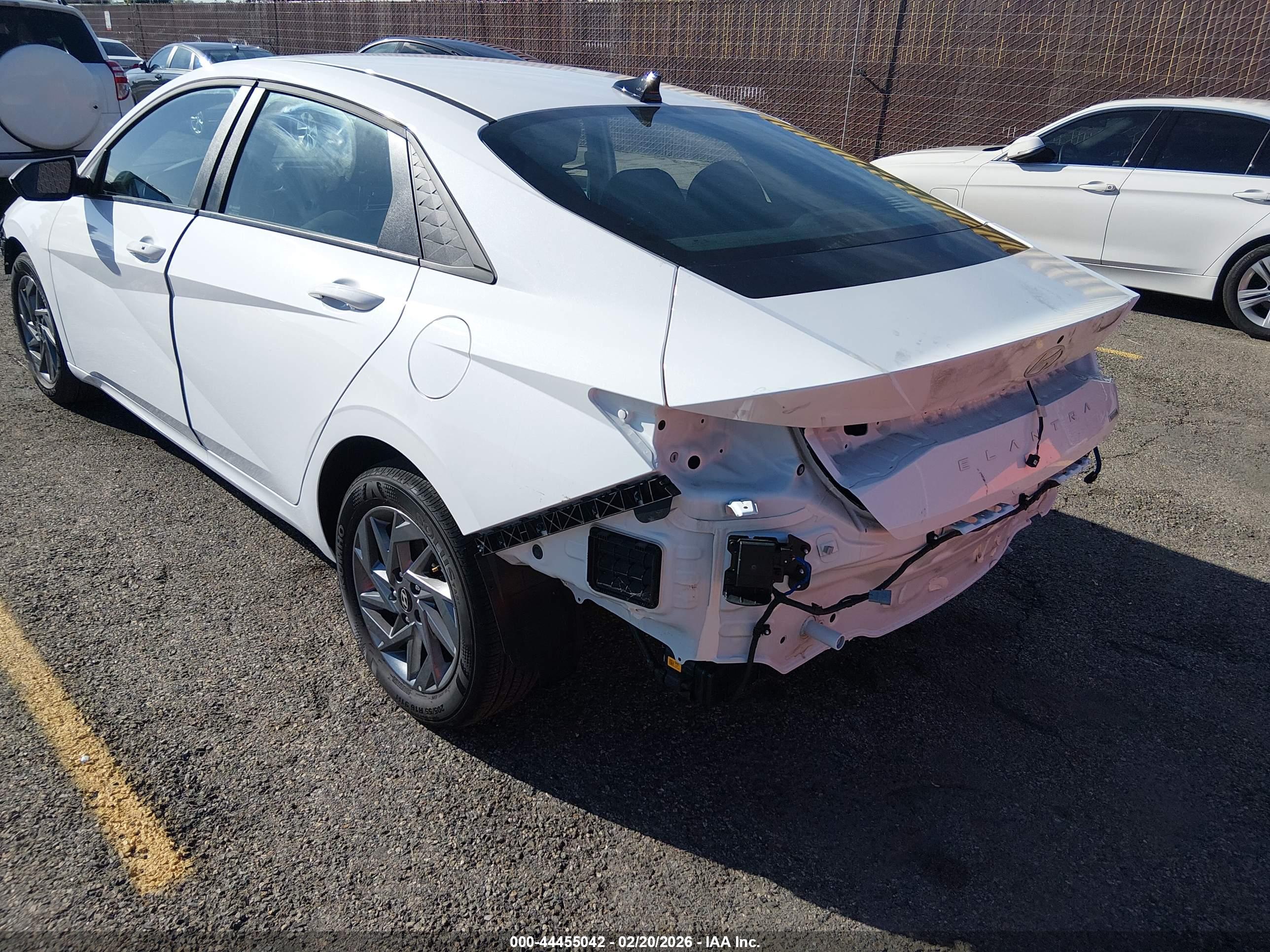 HYUNDAI ELANTRA image 3