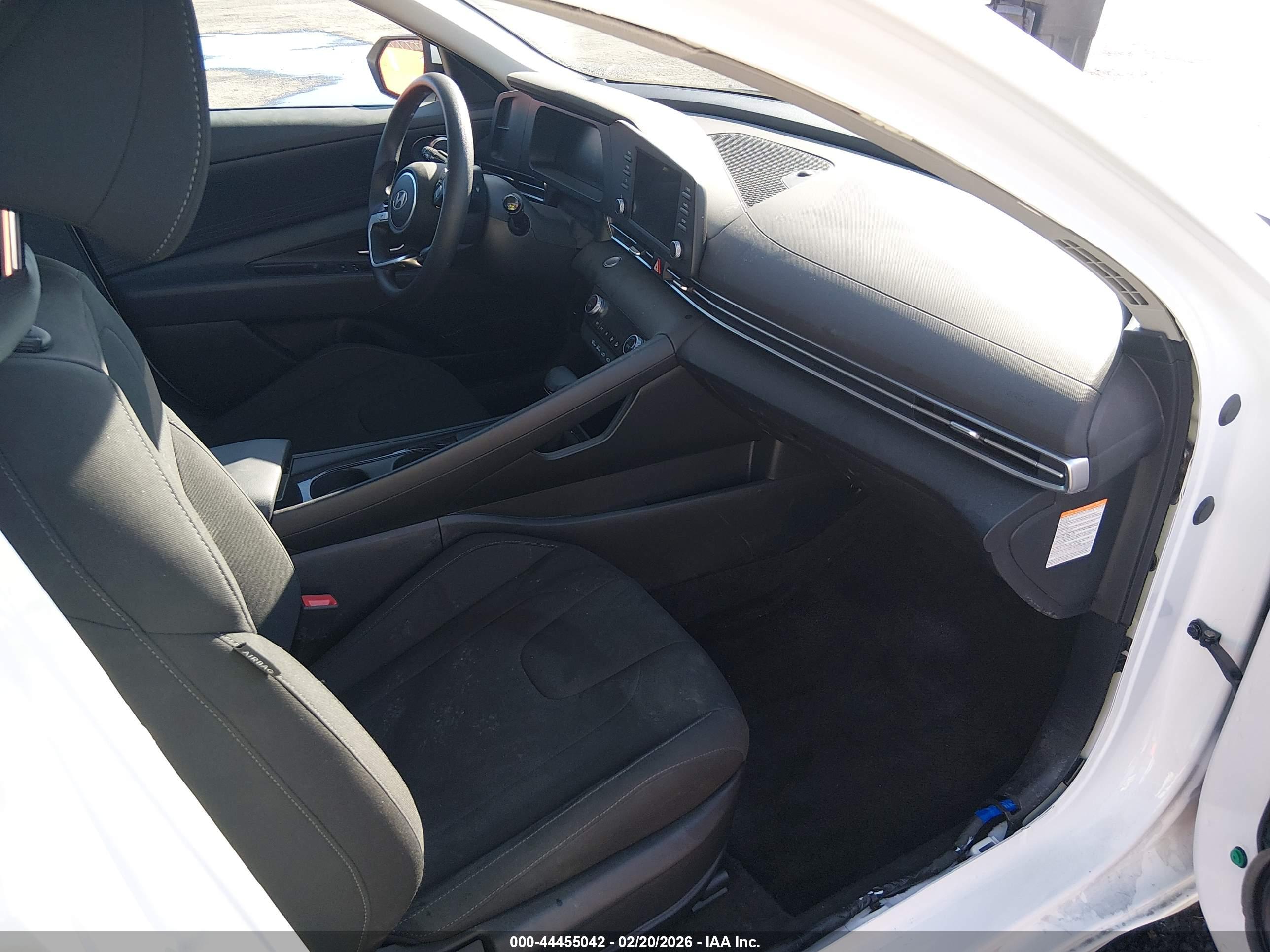 HYUNDAI ELANTRA image 5