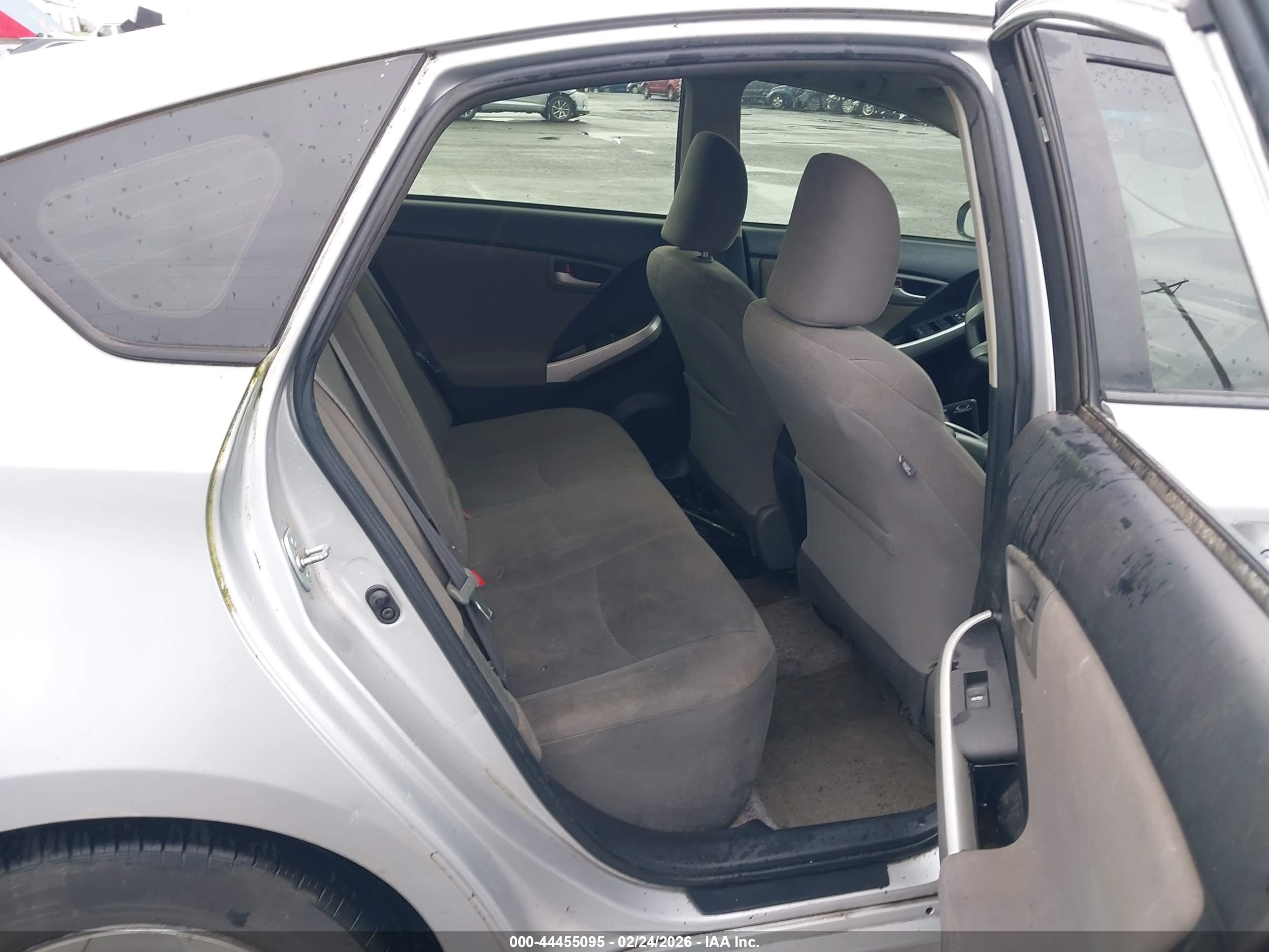 TOYOTA PRIUS image 8