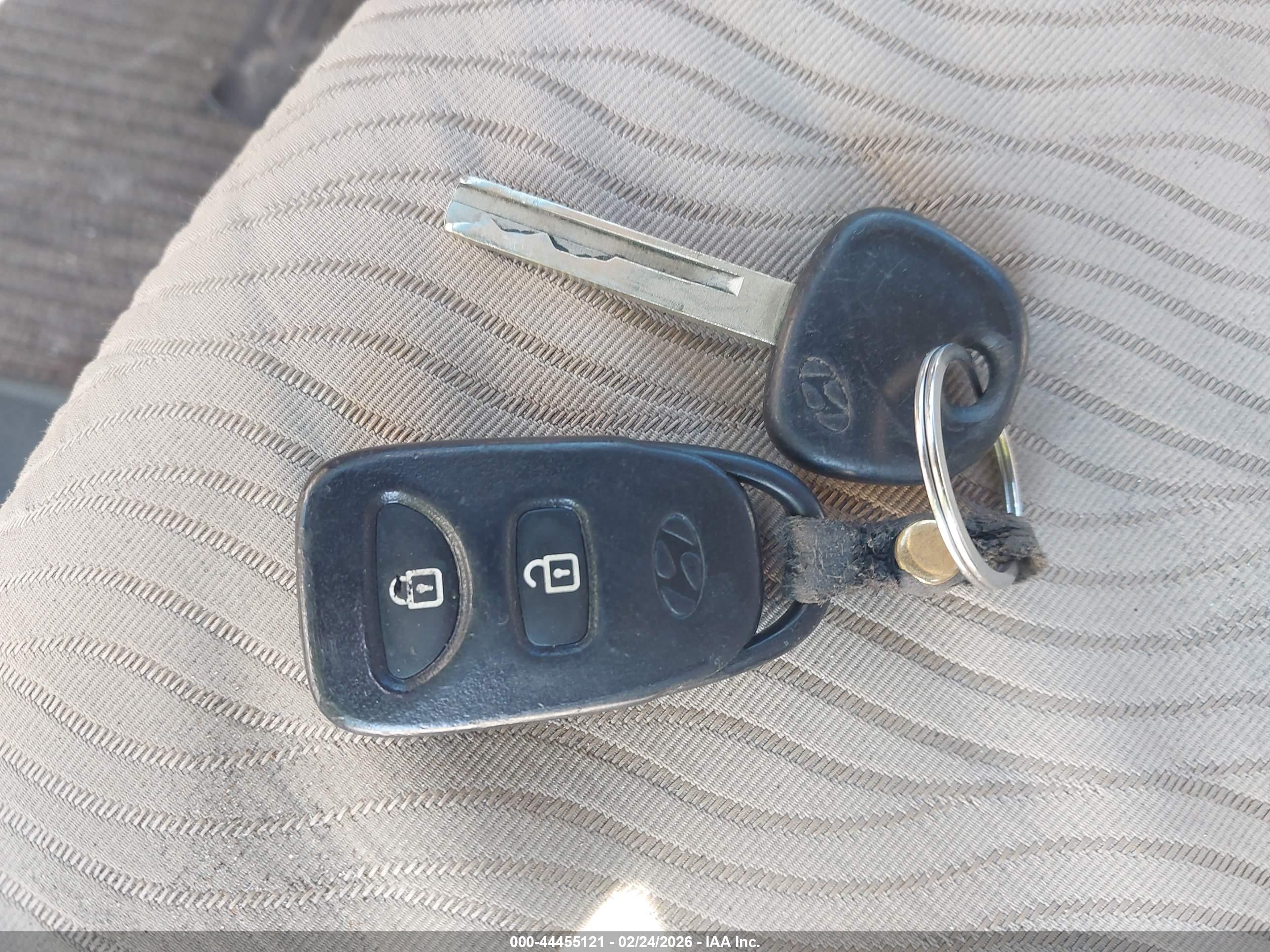 HYUNDAI ACCENT image 11