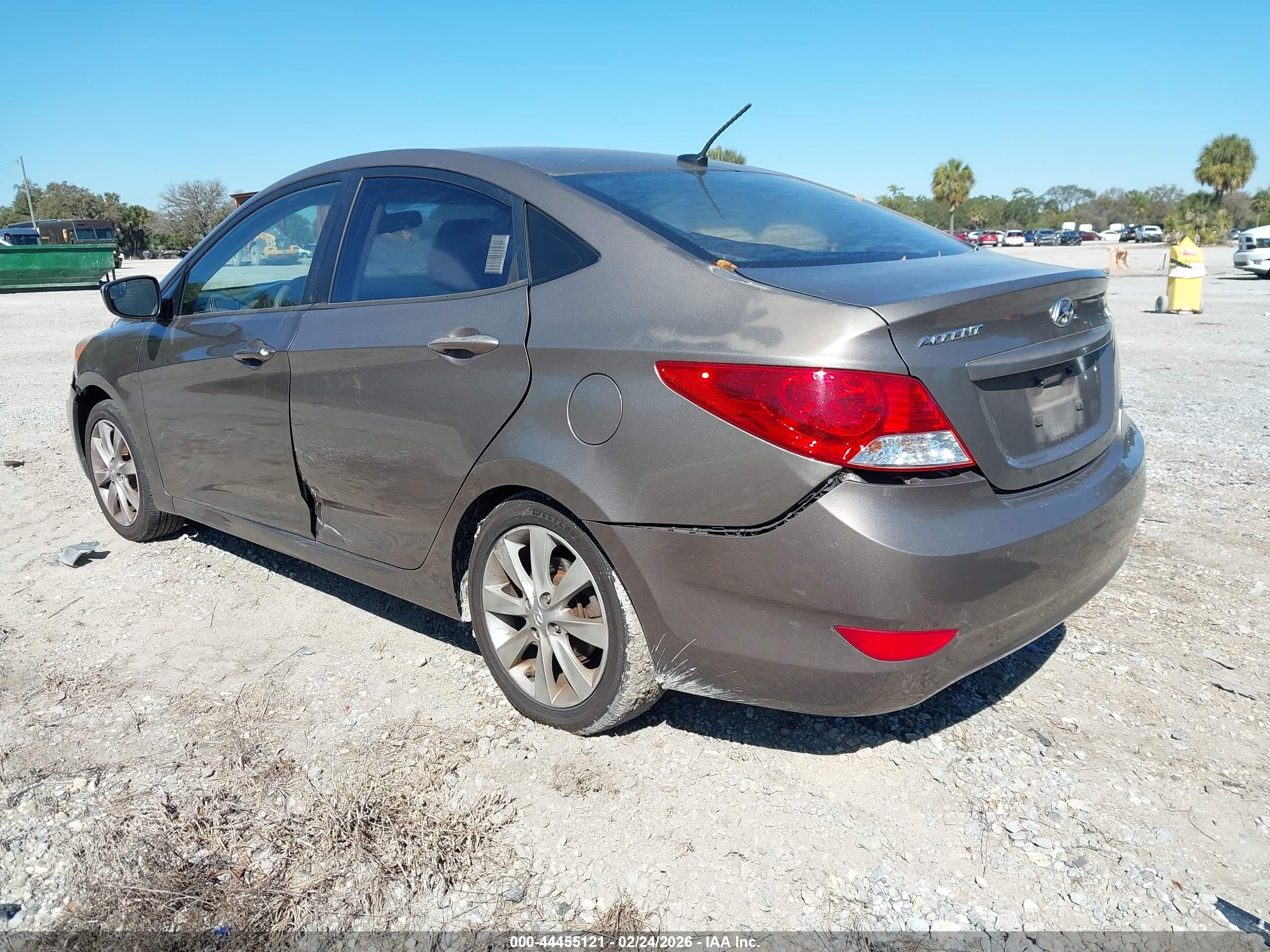 HYUNDAI ACCENT image 3