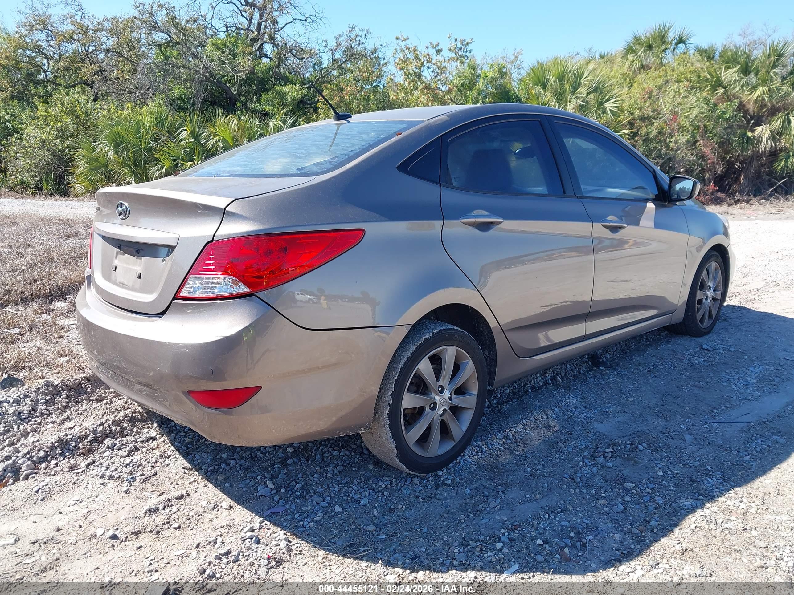 HYUNDAI ACCENT image 4
