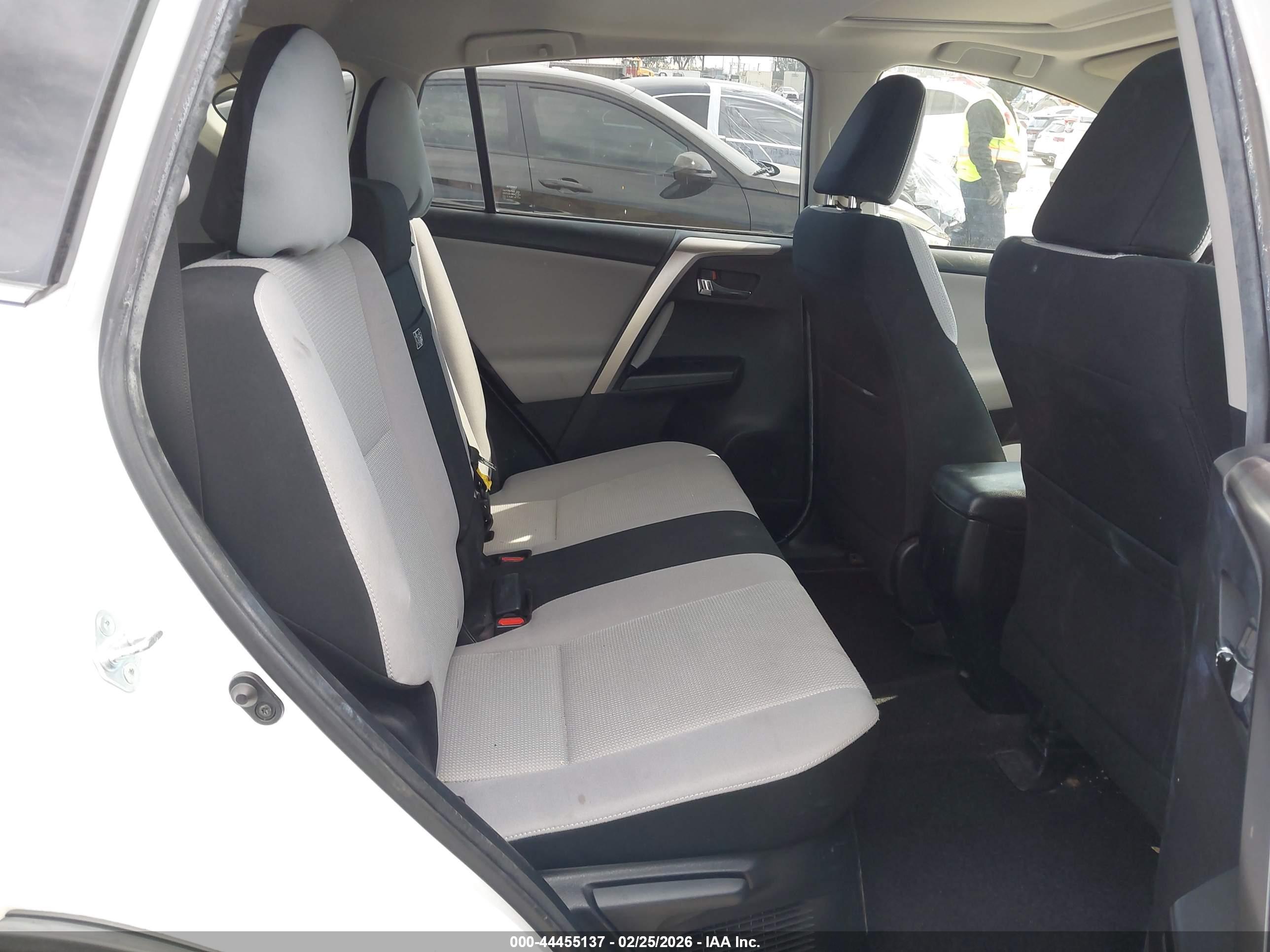 TOYOTA RAV4 image 8