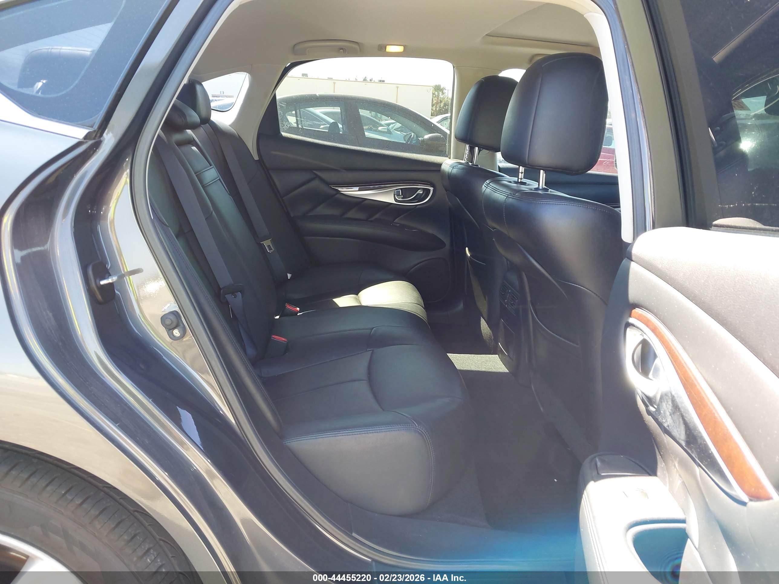 INFINITI M37 image 8