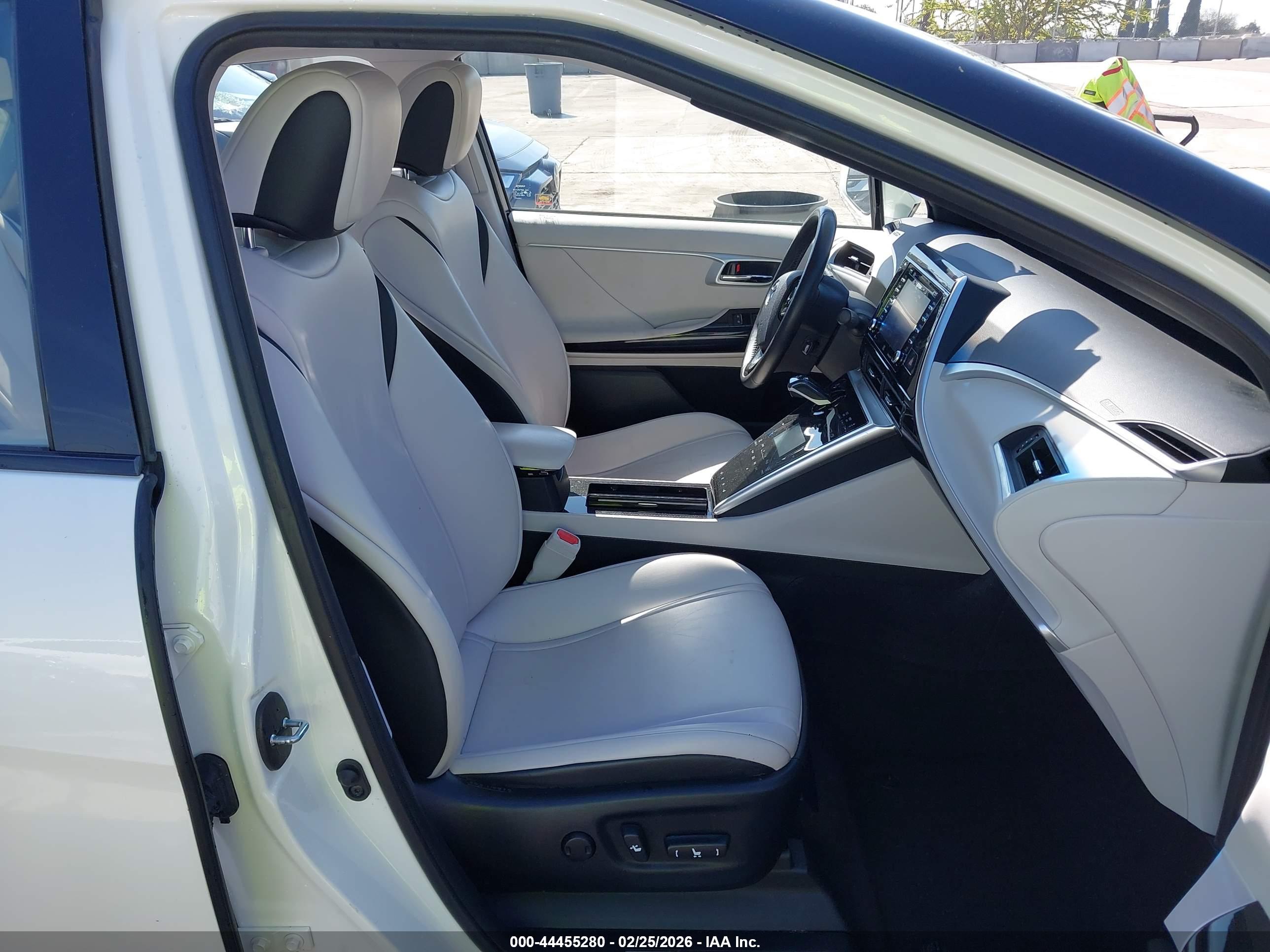 TOYOTA MIRAI image 5
