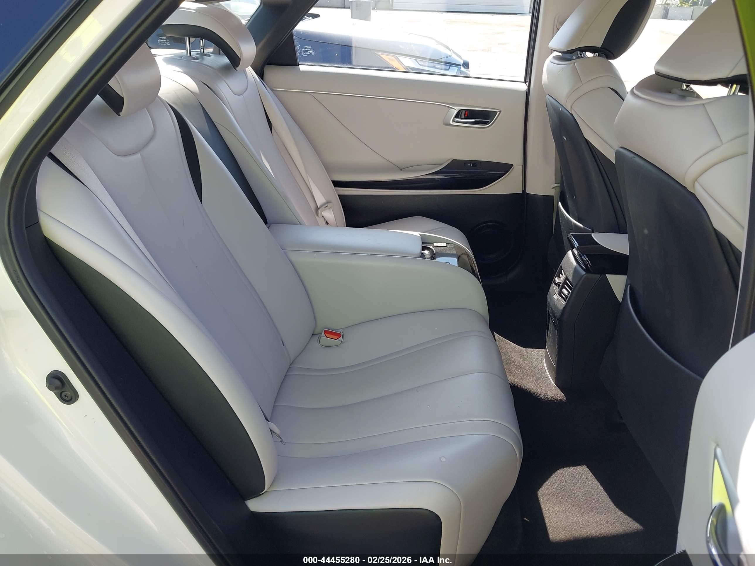 TOYOTA MIRAI image 8