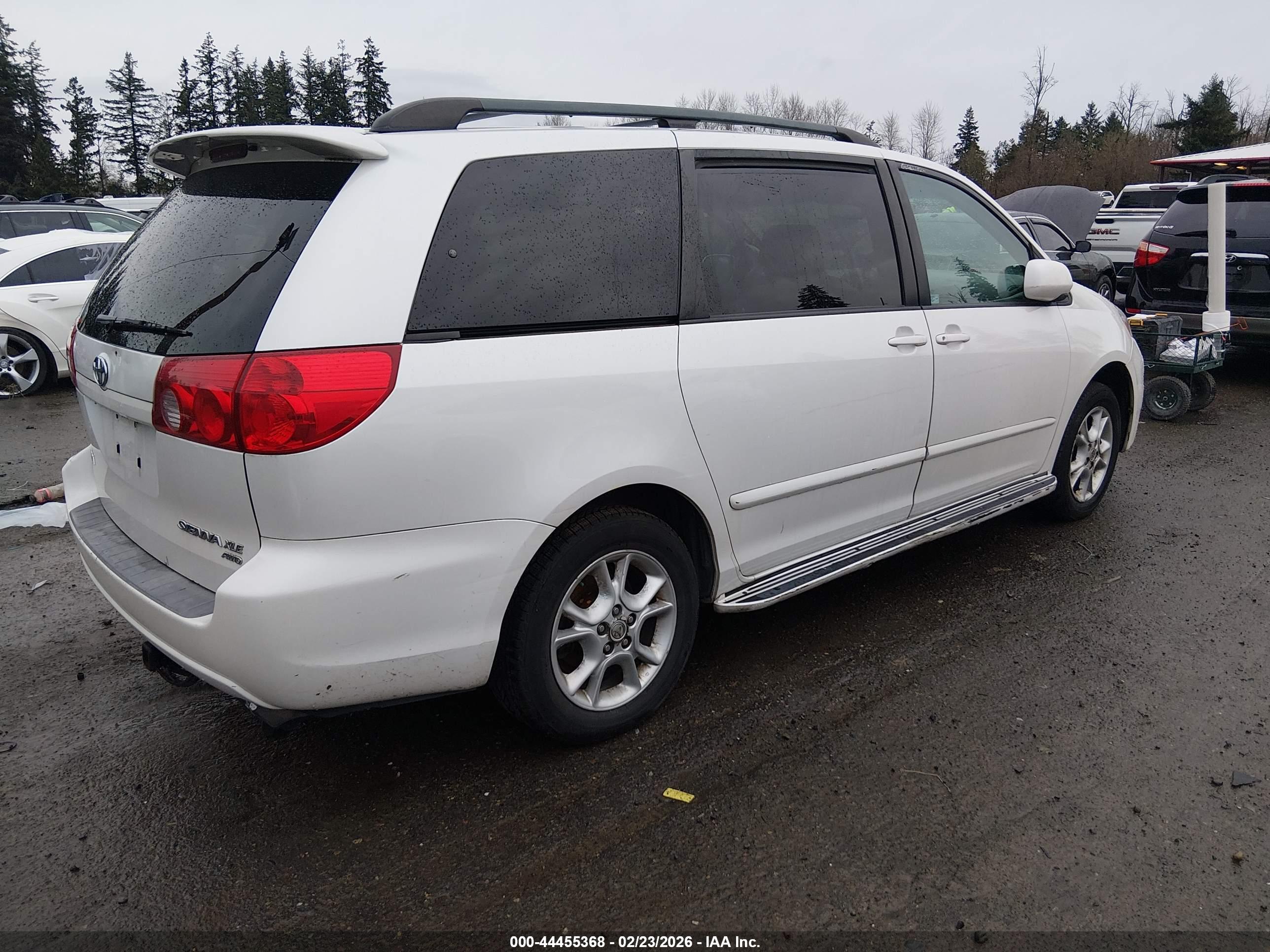 TOYOTA SIENNA image 4