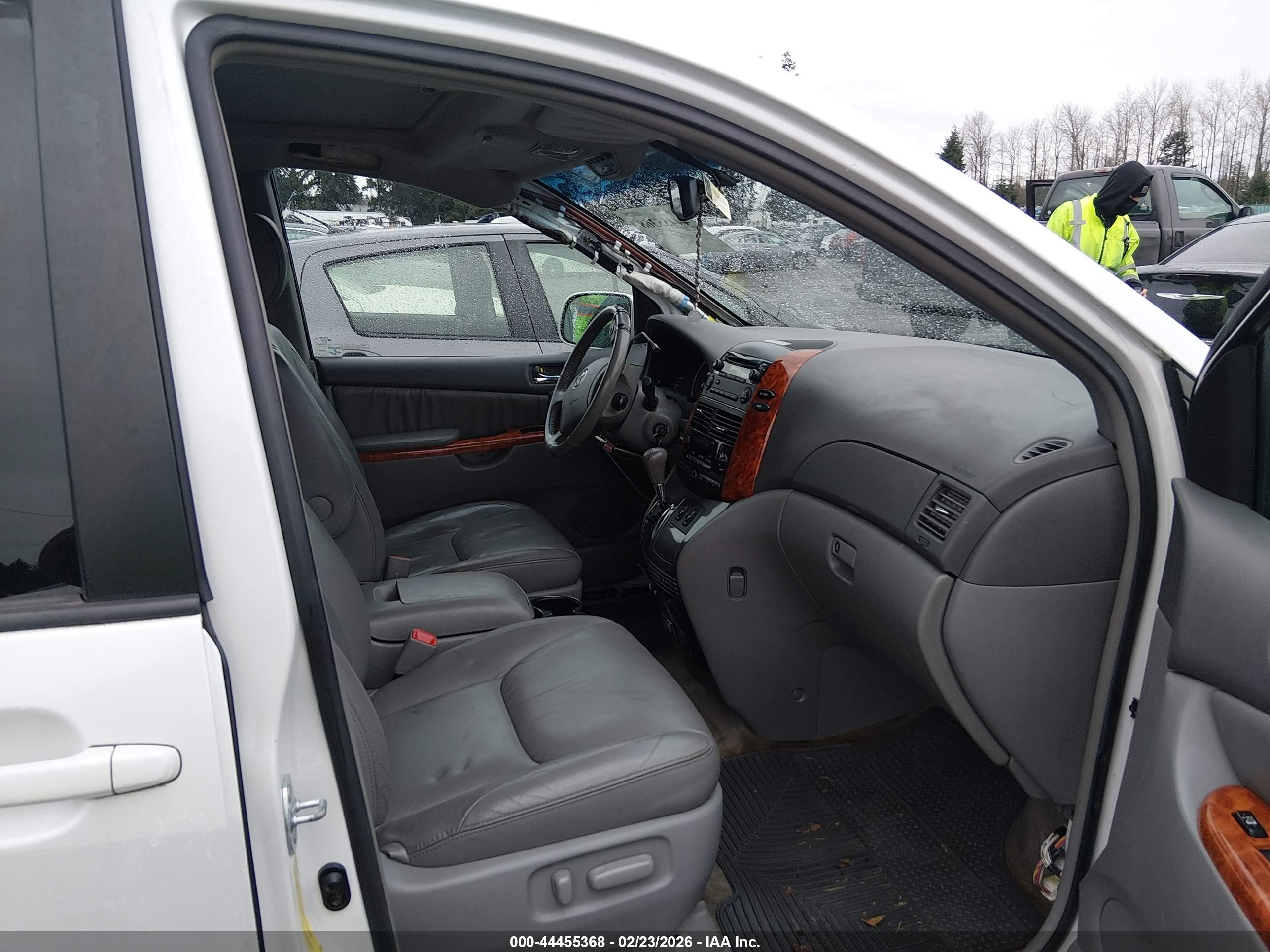 TOYOTA SIENNA image 5