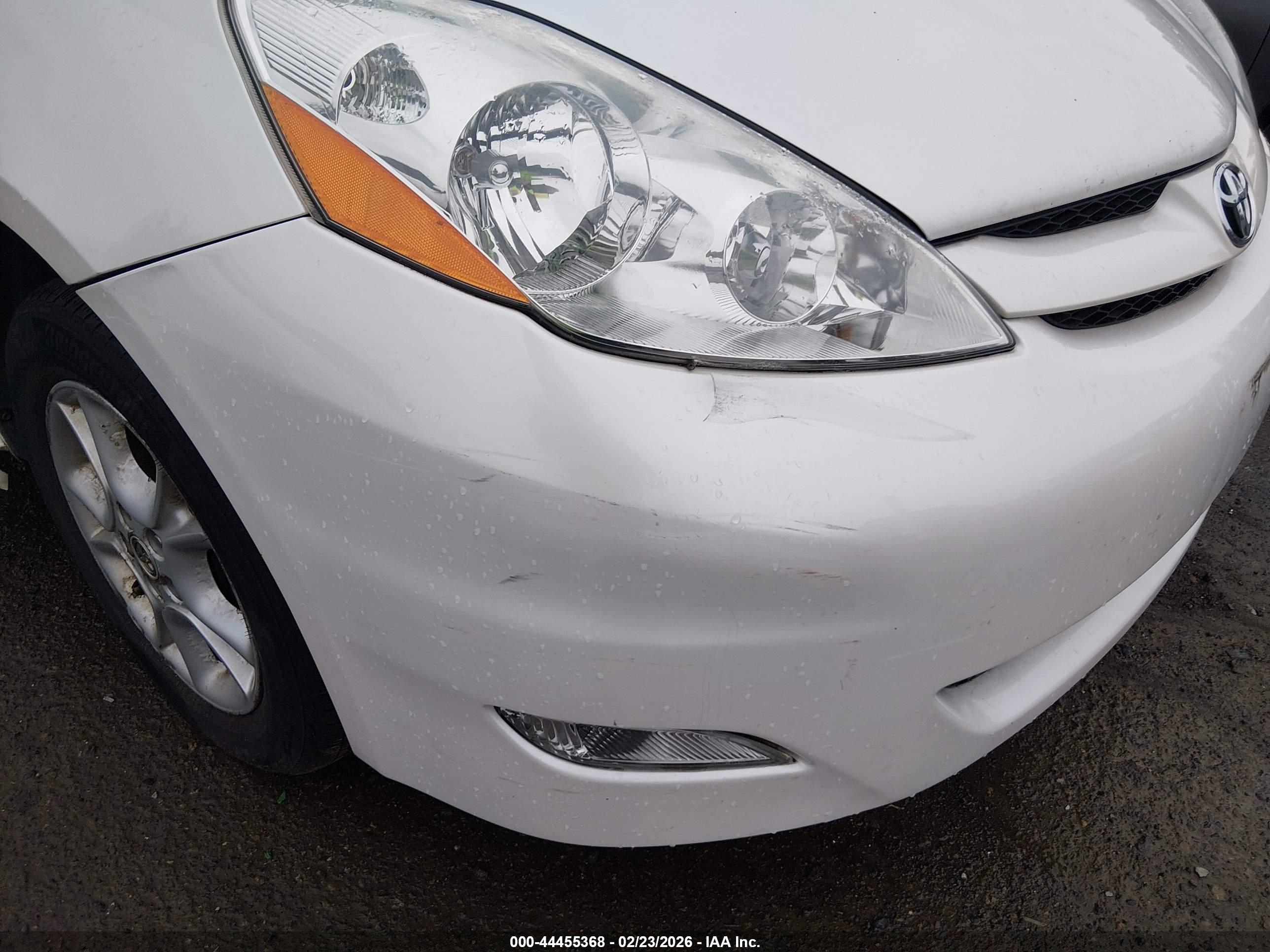 TOYOTA SIENNA image 6