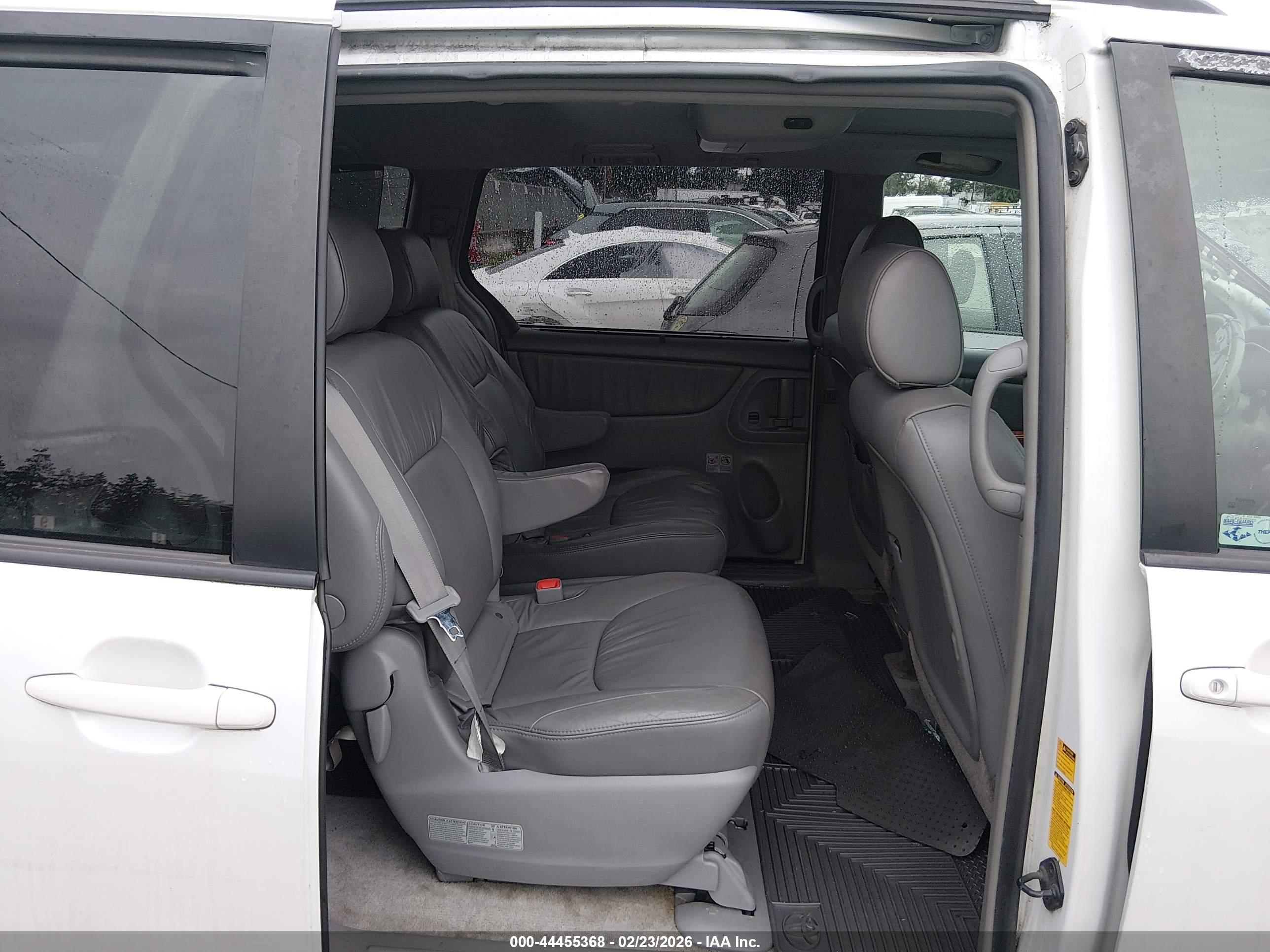 TOYOTA SIENNA image 8
