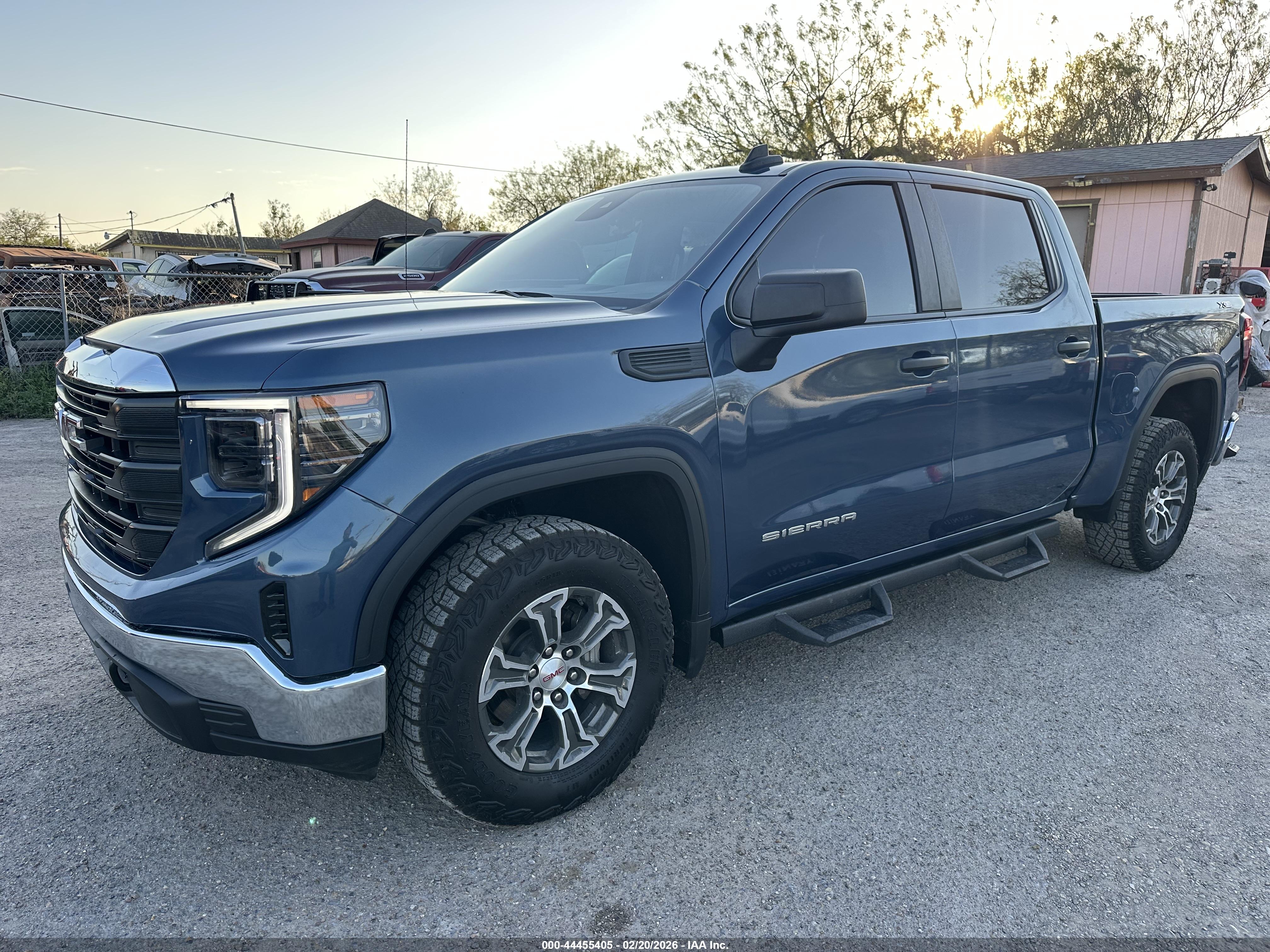 GMC SIERRA image 2