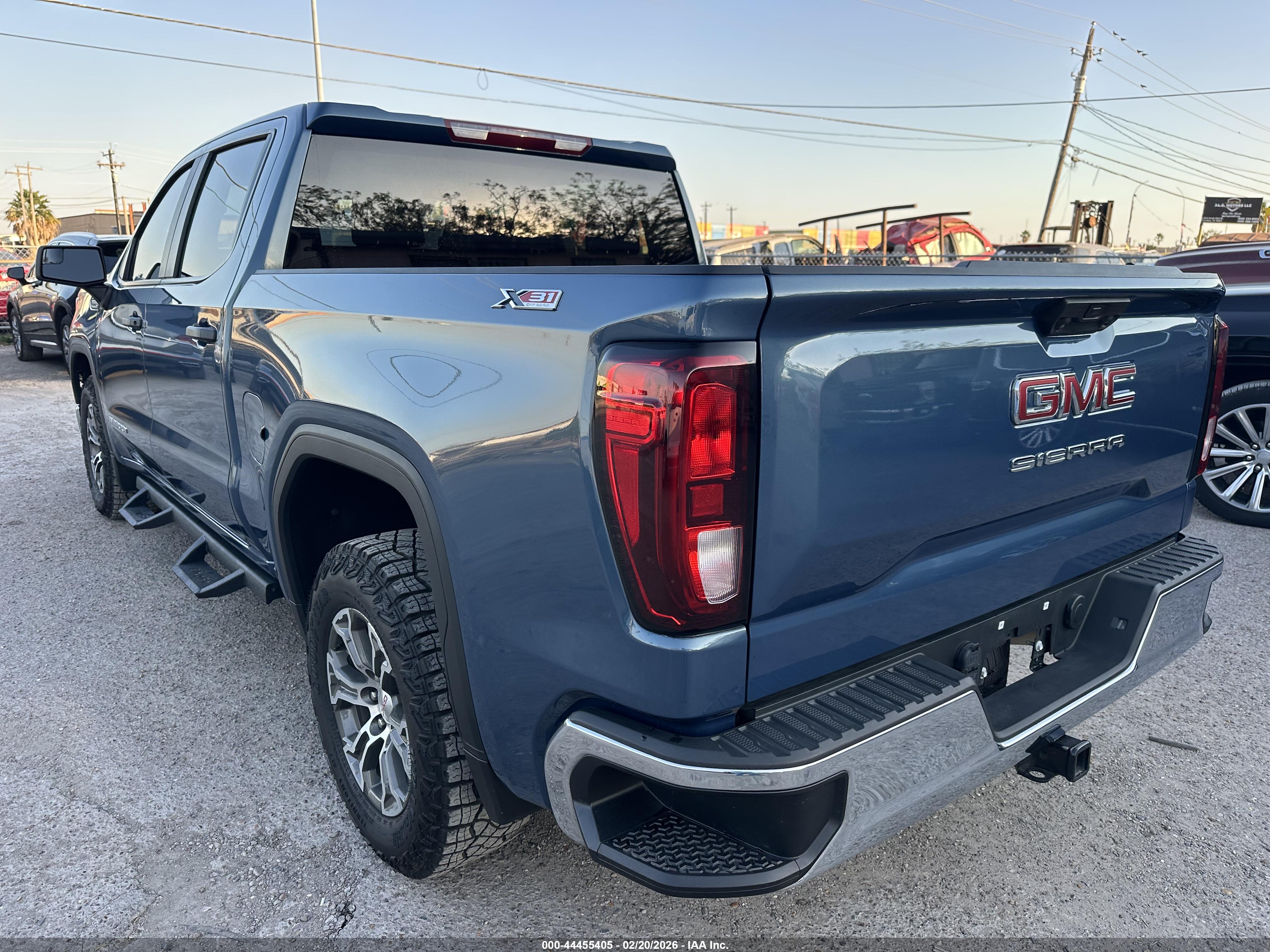 GMC SIERRA image 3