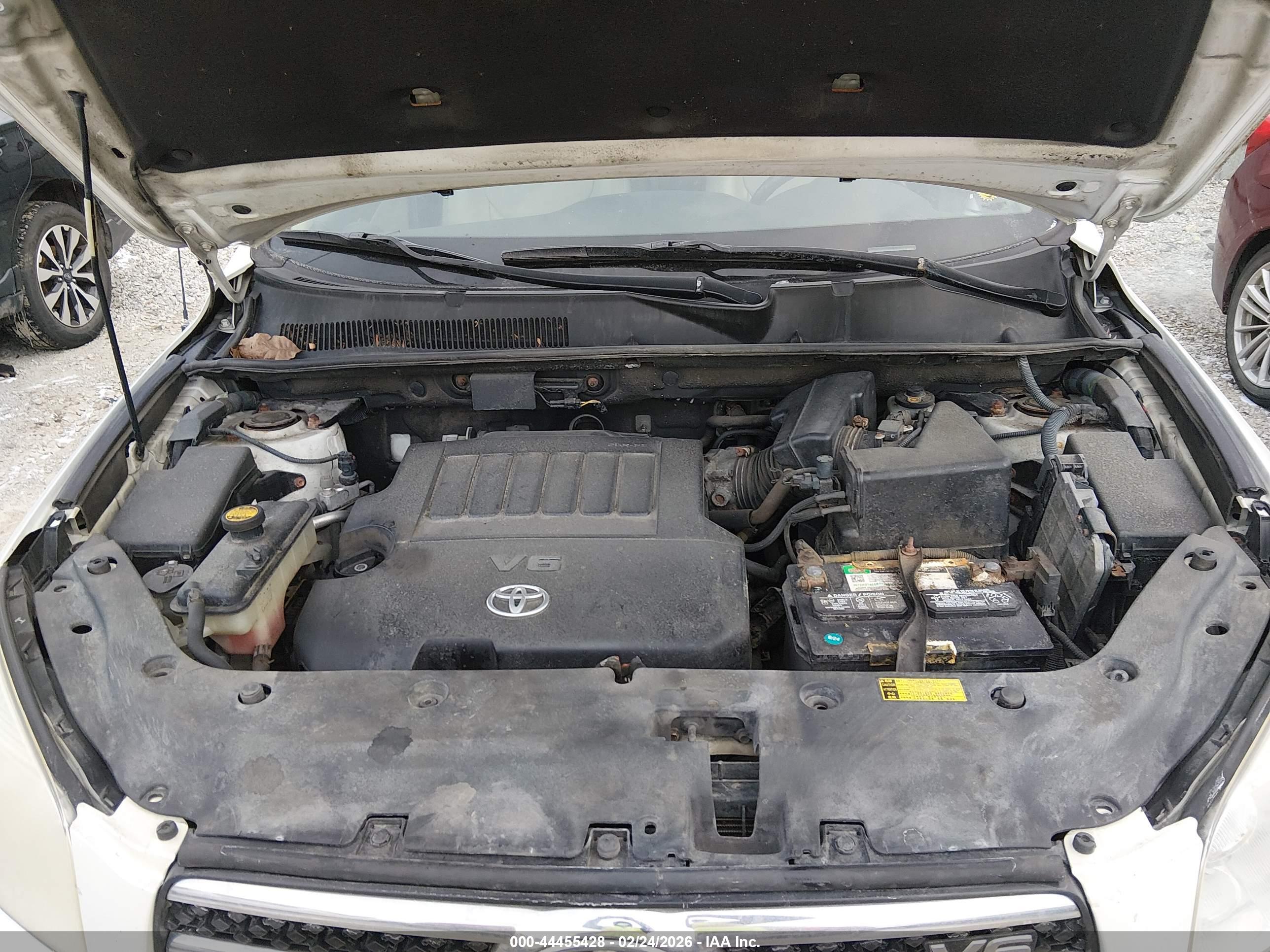 TOYOTA RAV4 image 10