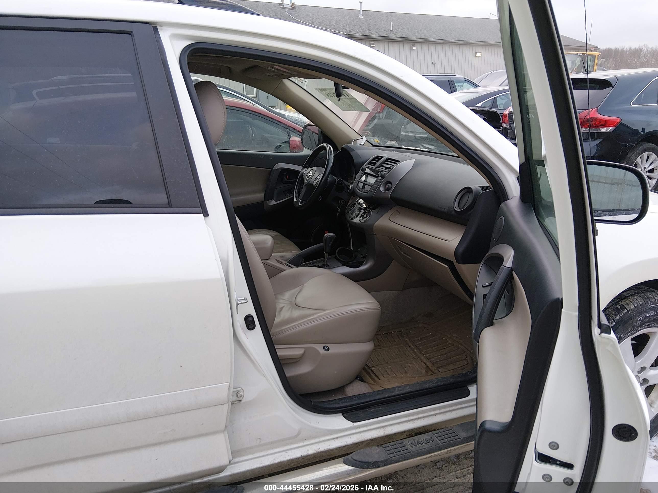 TOYOTA RAV4 image 5