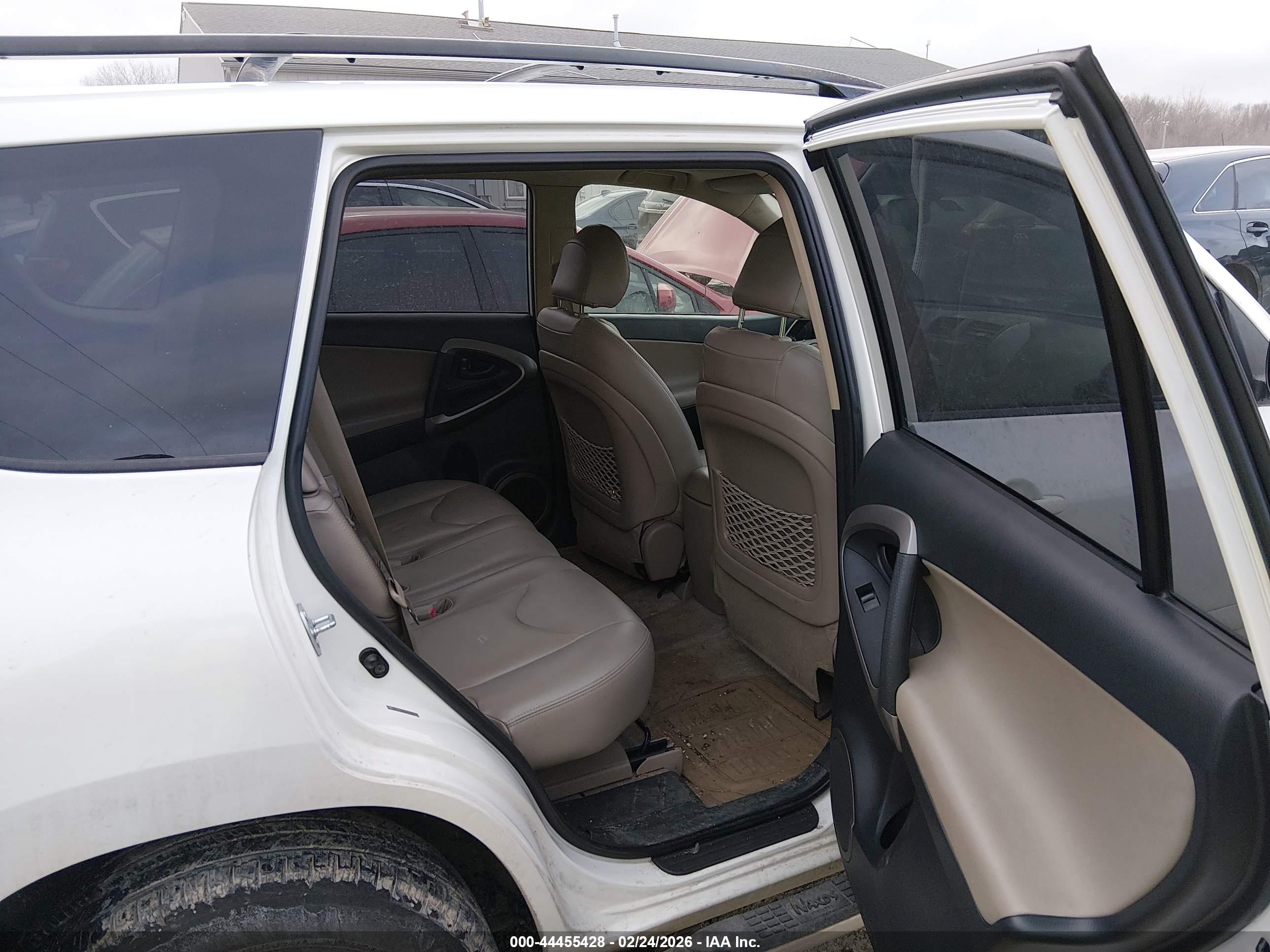 TOYOTA RAV4 image 8
