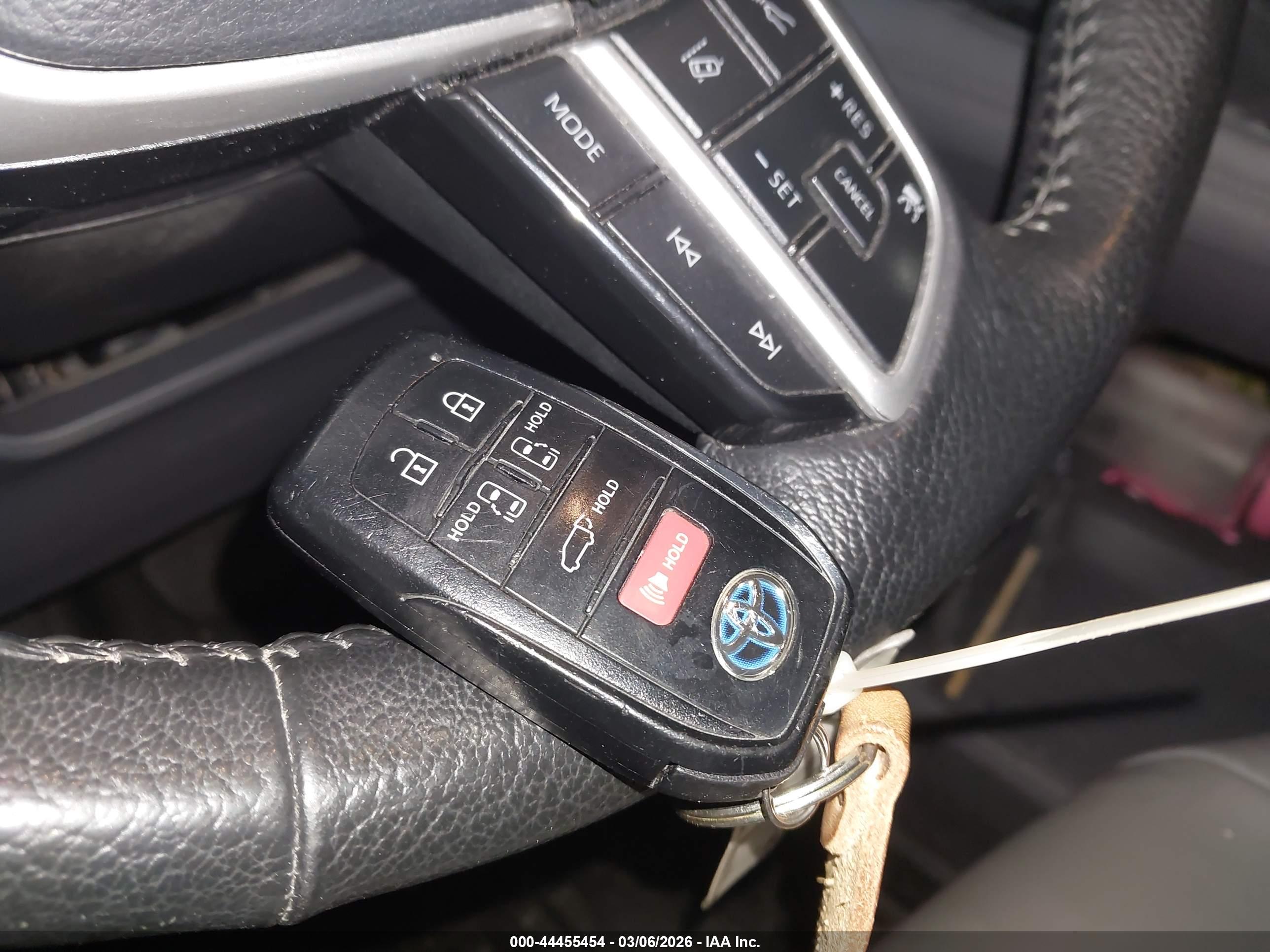 TOYOTA SIENNA image 11