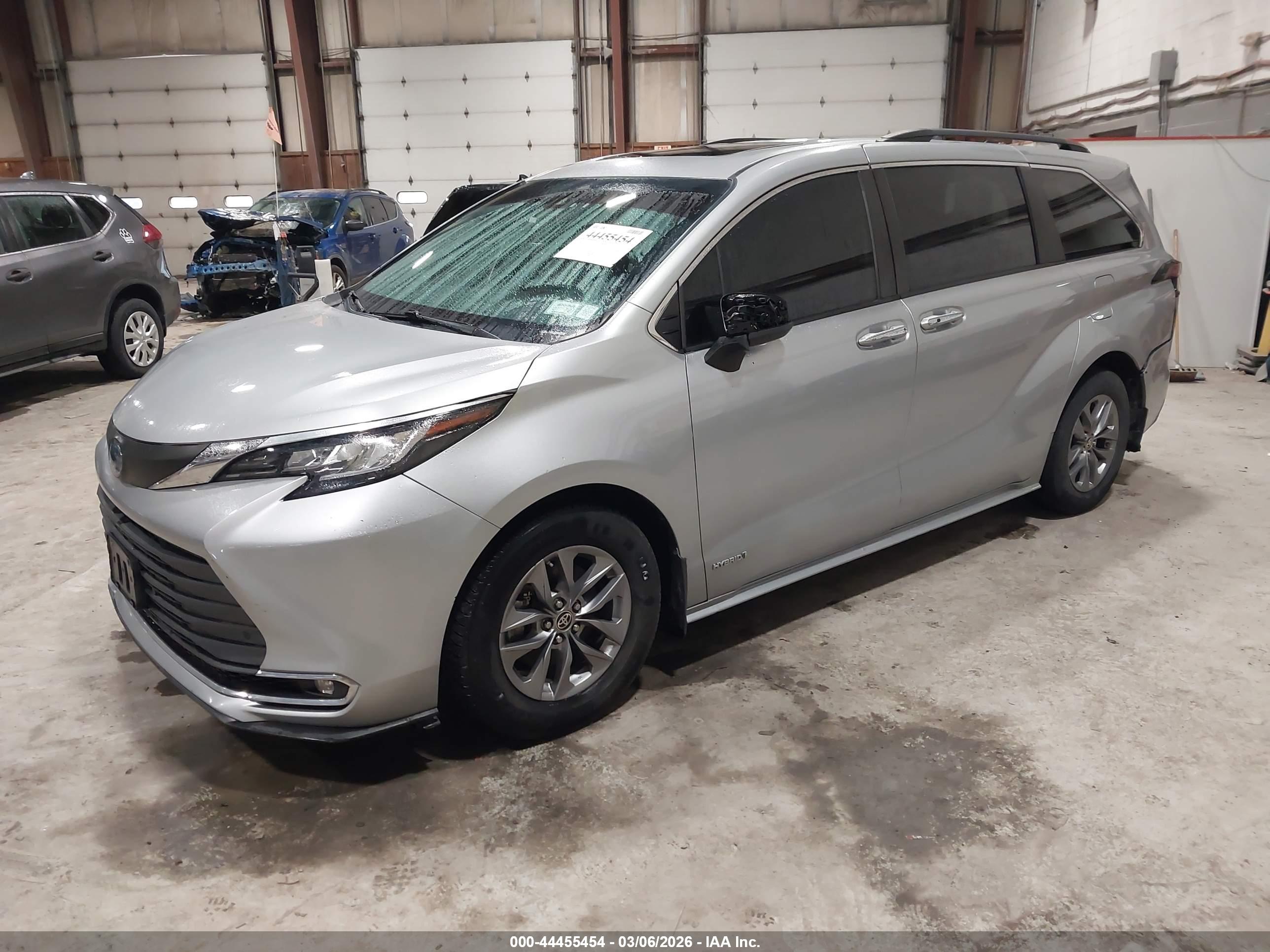 TOYOTA SIENNA image 2