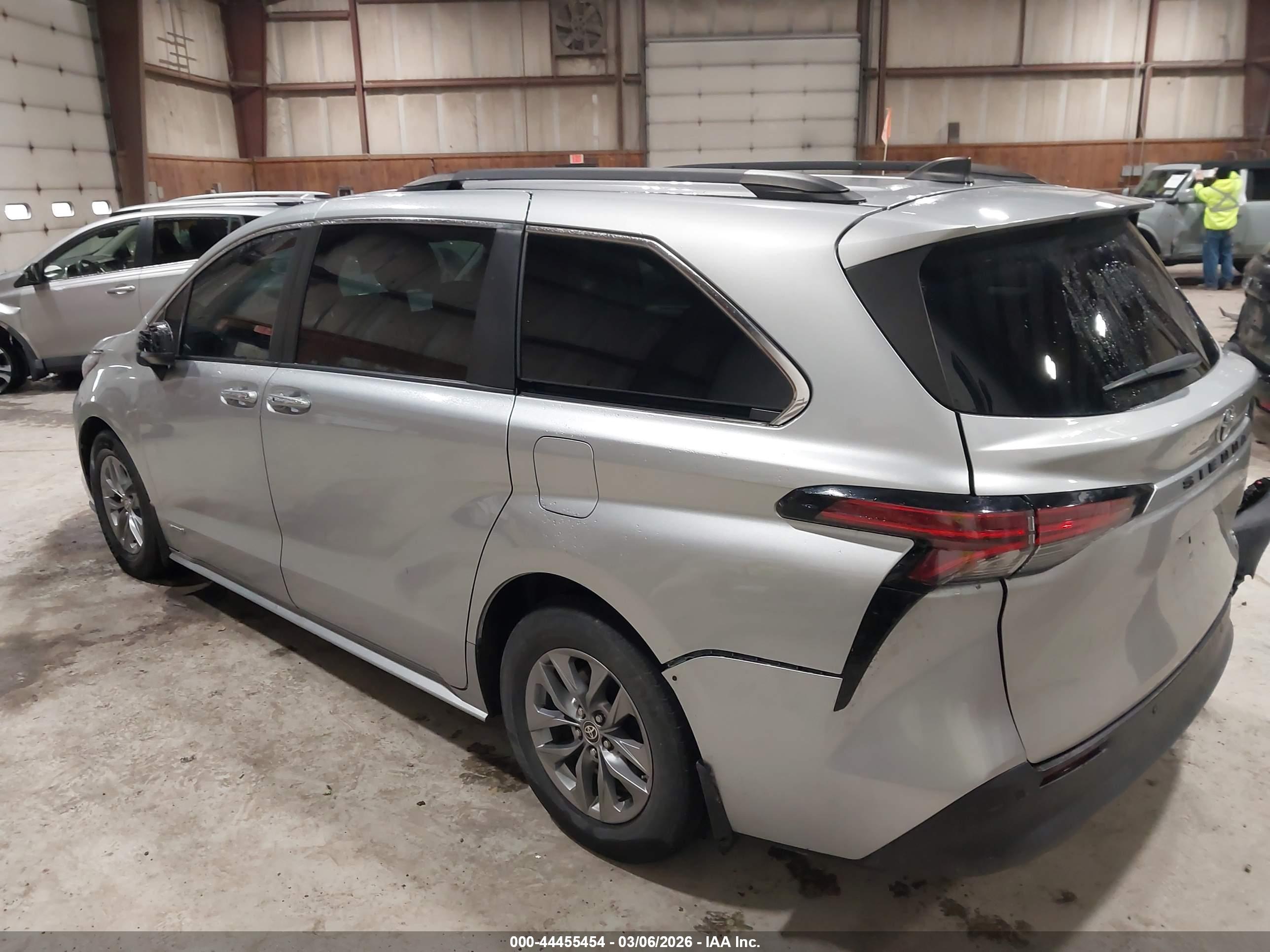 TOYOTA SIENNA image 3