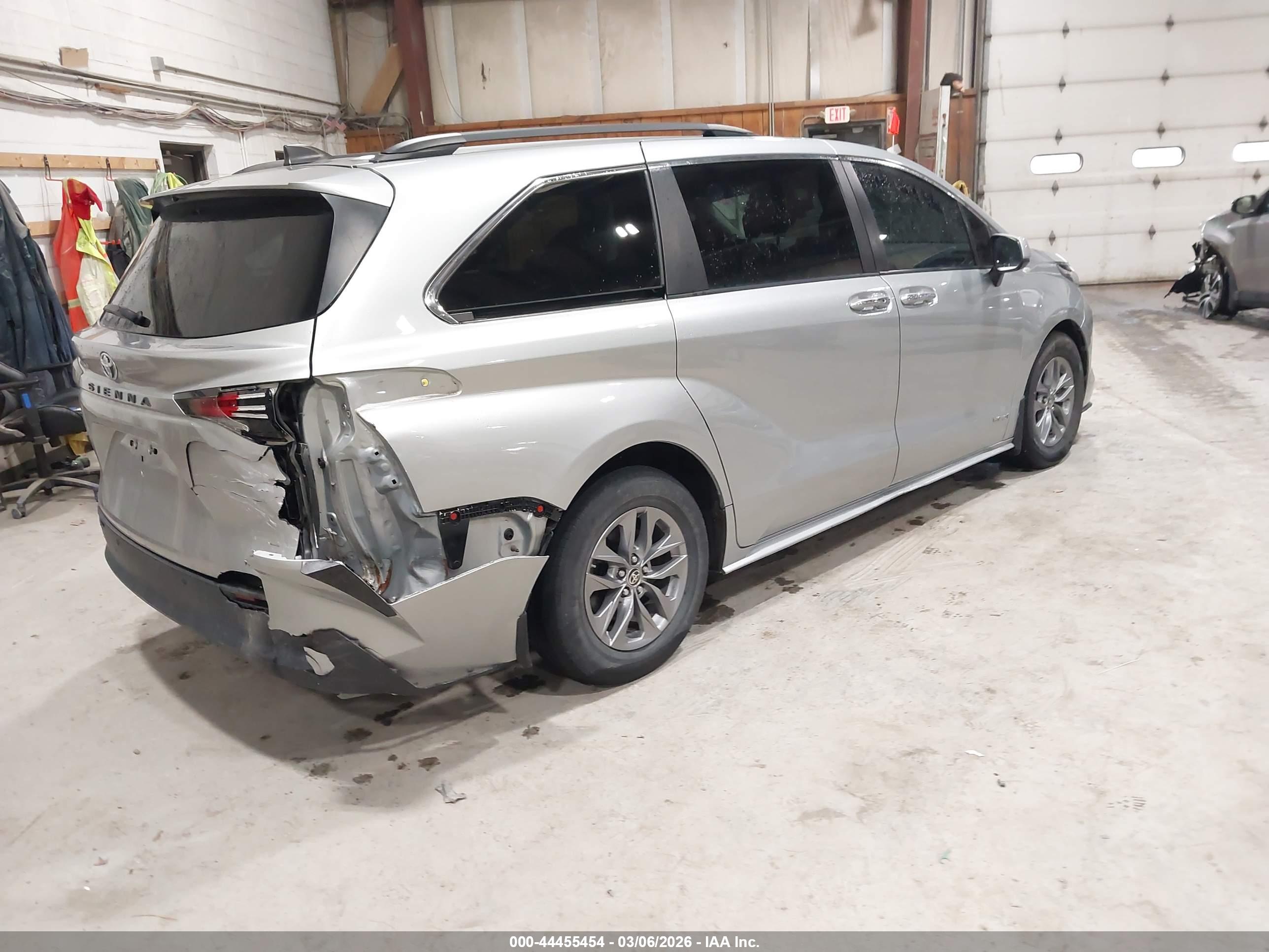 TOYOTA SIENNA image 4