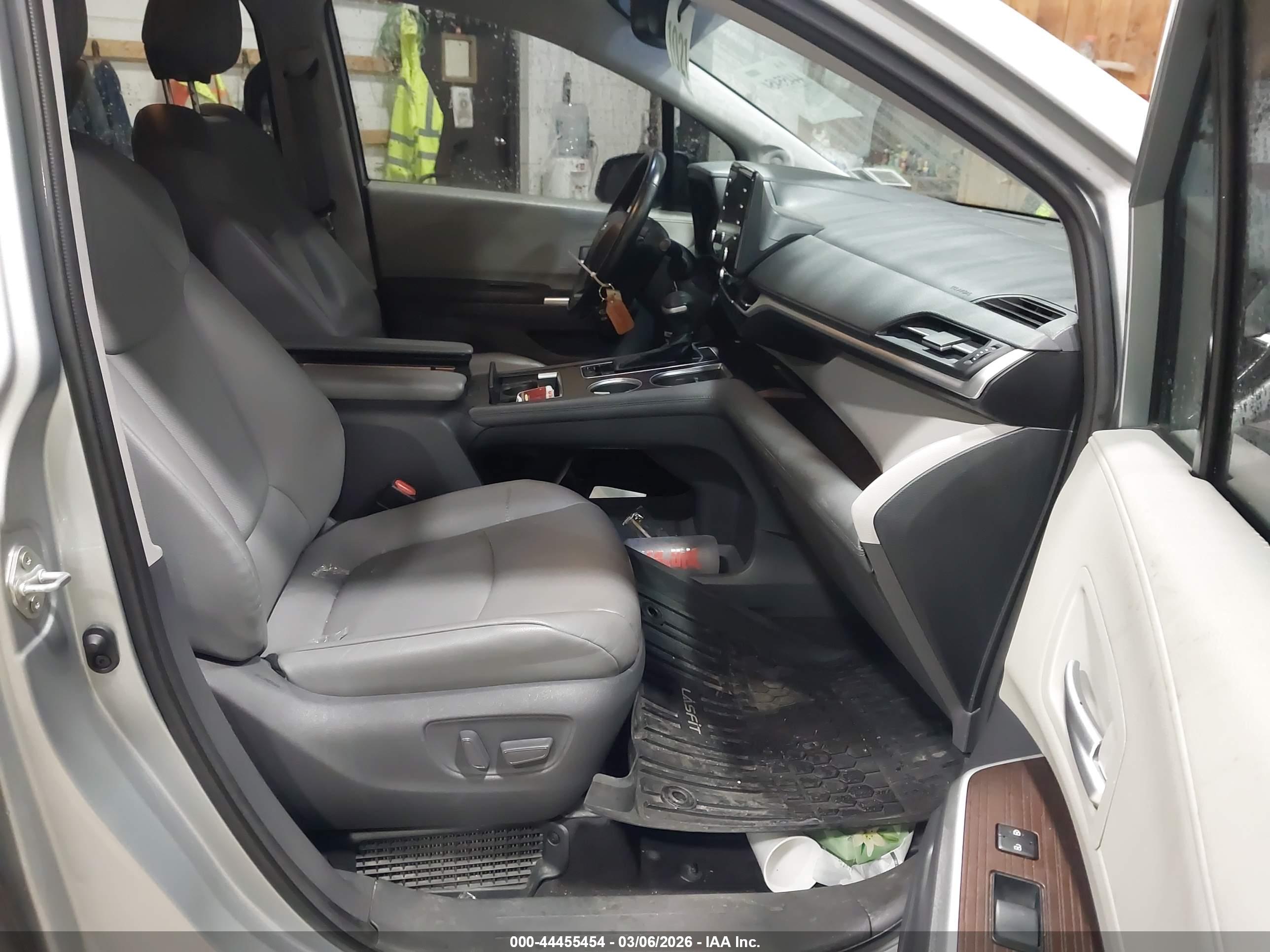 TOYOTA SIENNA image 5
