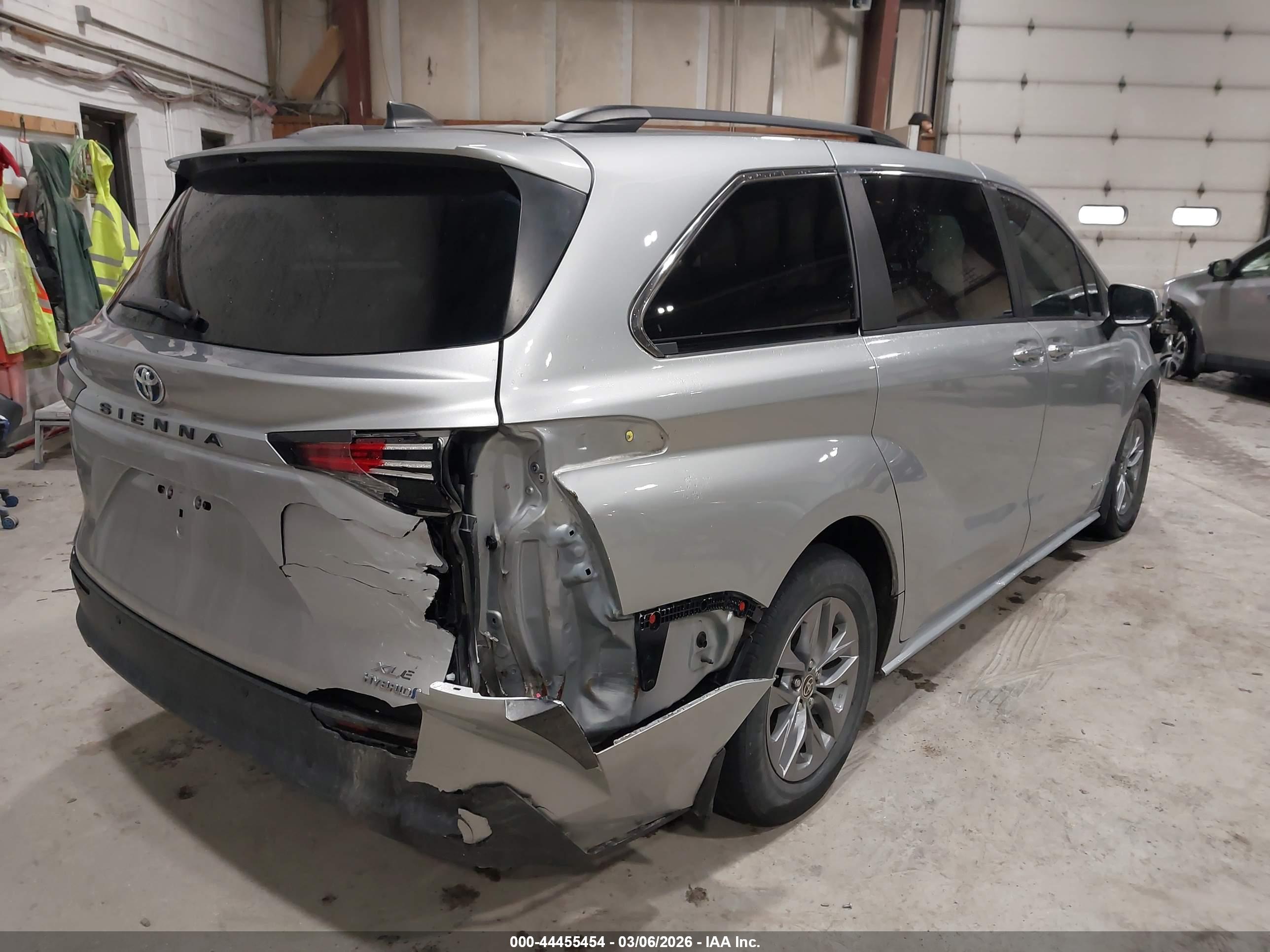 TOYOTA SIENNA image 6