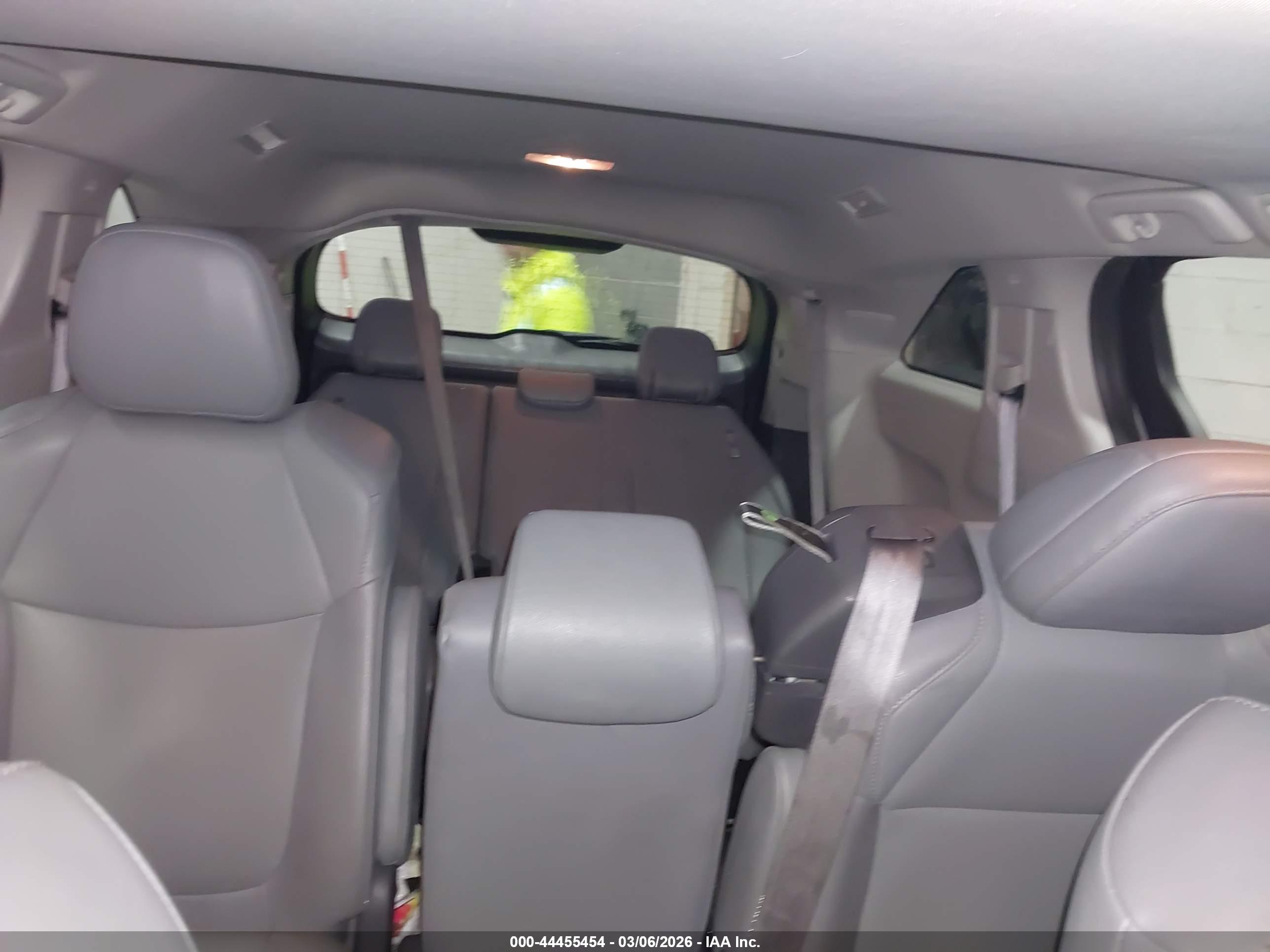 TOYOTA SIENNA image 8