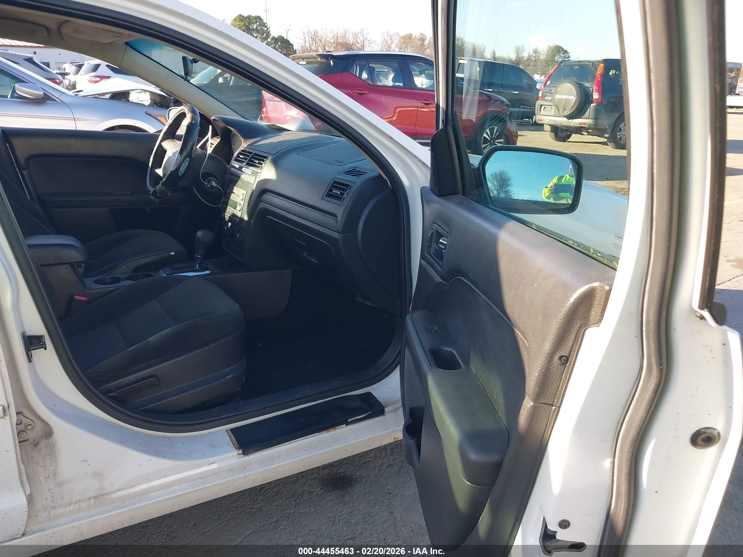 FORD FUSION image 5
